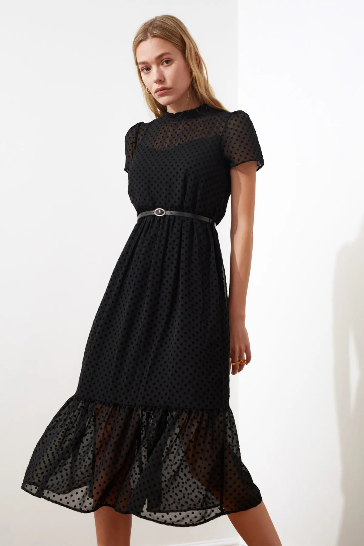 Trendyol Collection  Schwarzes, gefüttertes Midi-Webkleid in A-Linie mit Gürtel TWOSS20EL0983