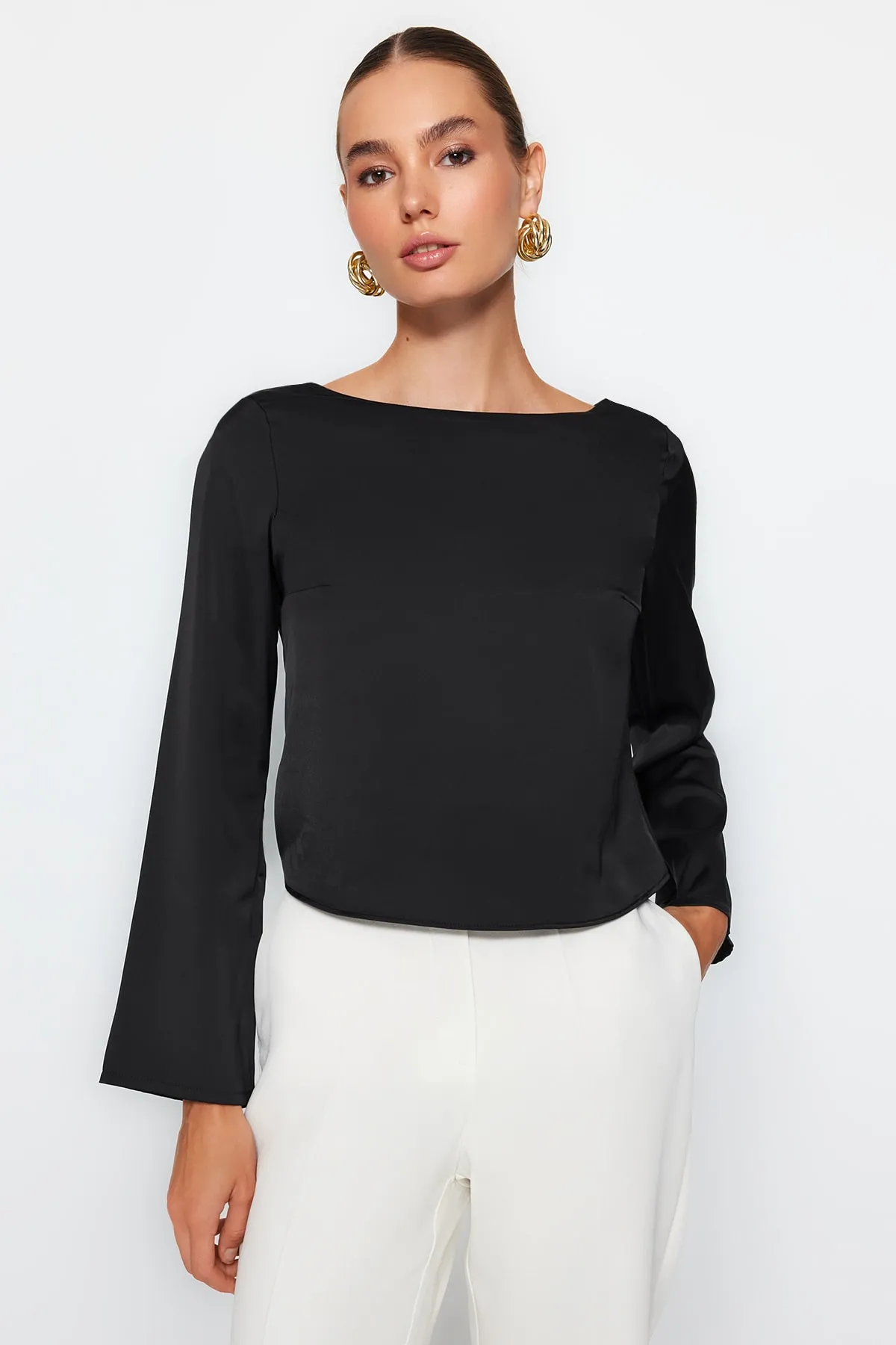 Trendyol Collection  Schwarze Bluse aus gewebtem Satin mit Rückendetails TWOAW24BZ00286