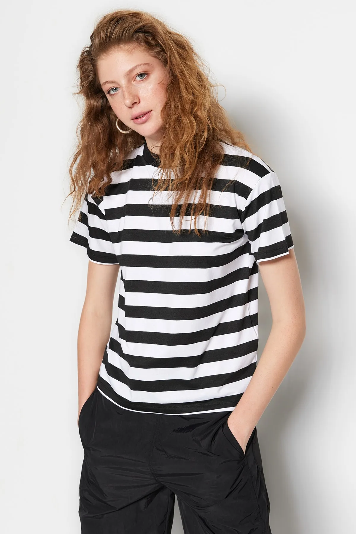 Trendyol Collection  Schwarz-weiß gestreiftes Basic-Strick-T-Shirt mit hohem Kragen TWOSS21TS1204