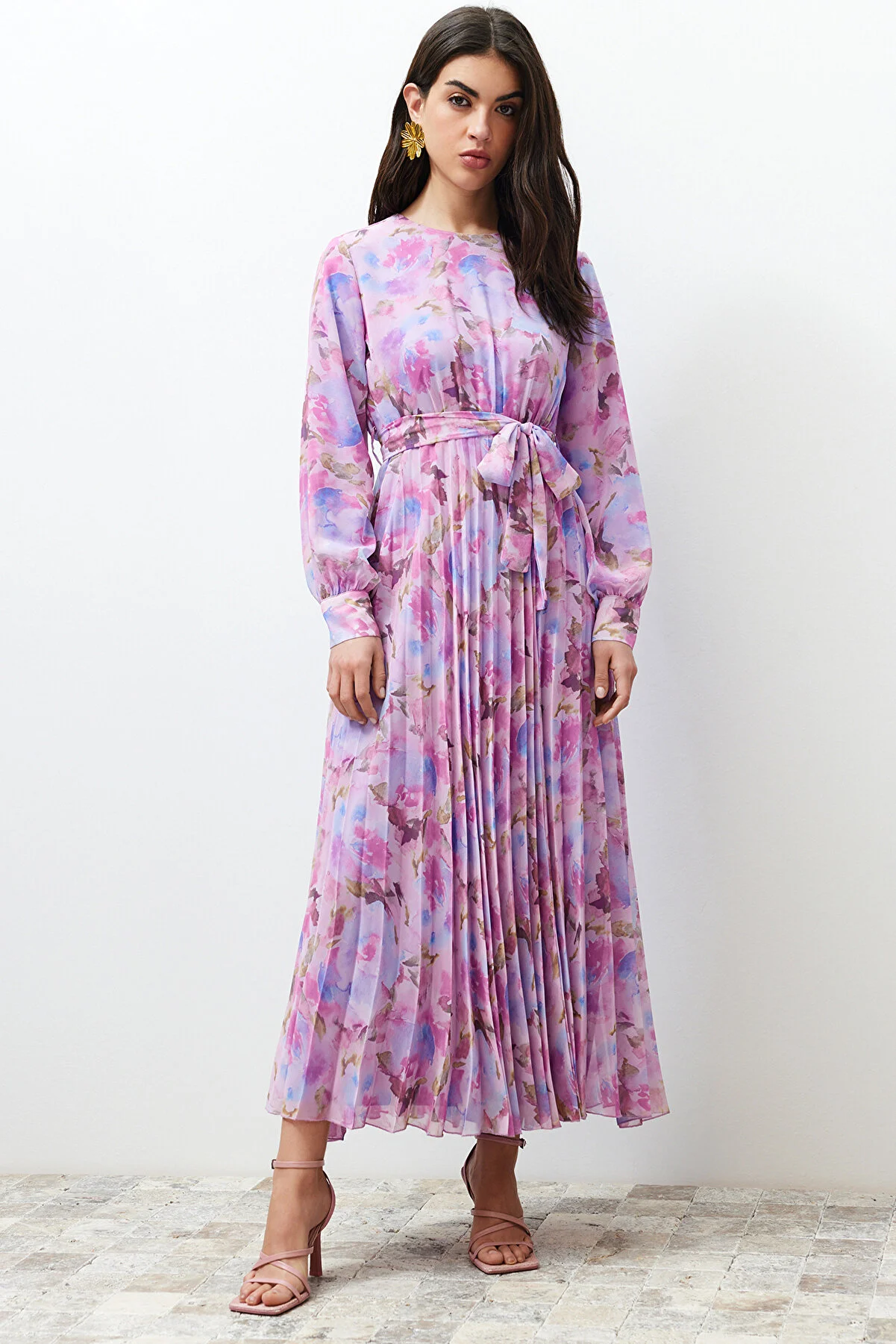 Trendyol Modest  Gewebtes Kleid aus plissiertem Chiffon mit rosafarbener Blumenschärpe und gefüttertem Detail TCTSS24EB00151
