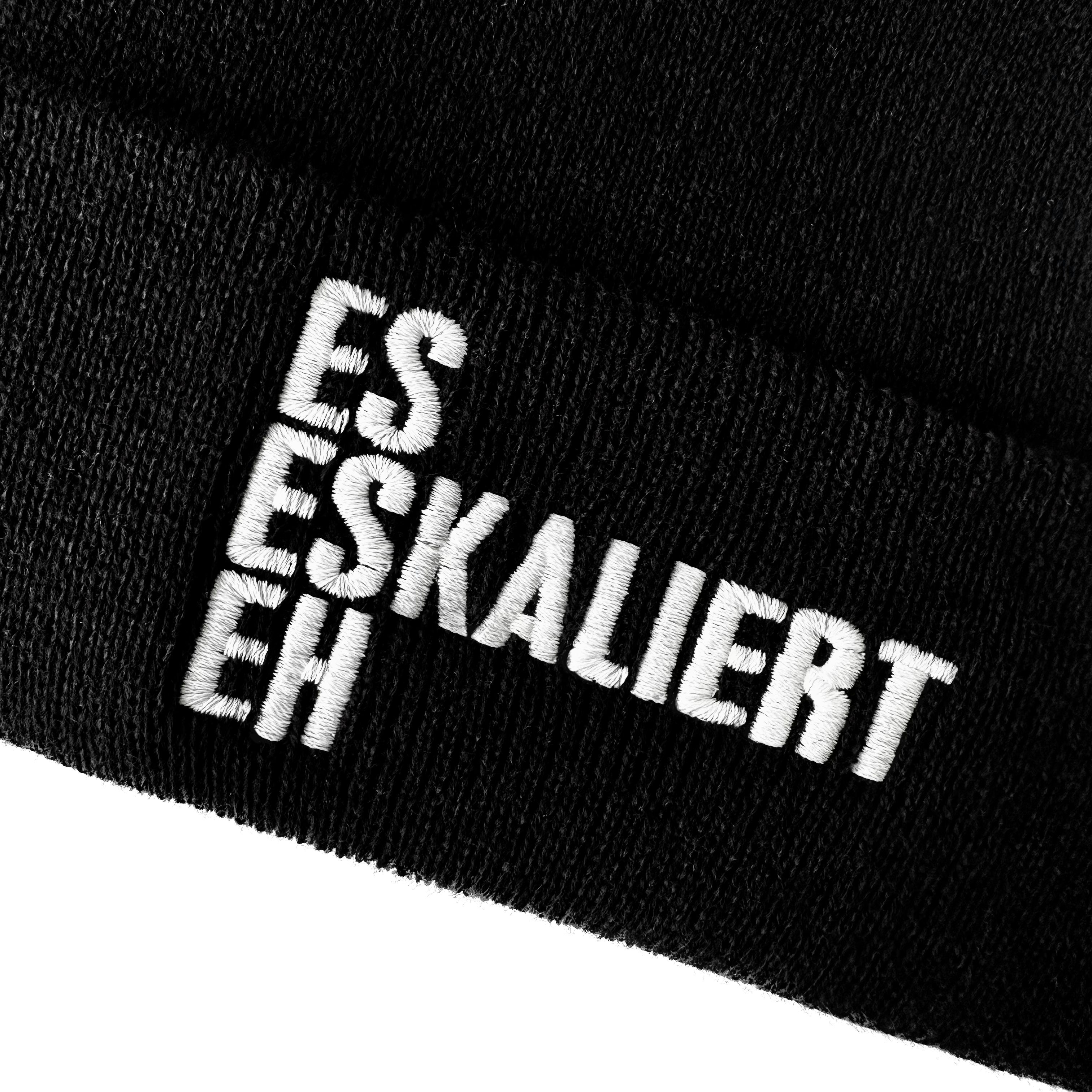 Schnoschi Strickmütze Wintermütze Es eskaliert eh (Strickmütze) bestickt Spruch Streetwear mit breitem Umschlag
