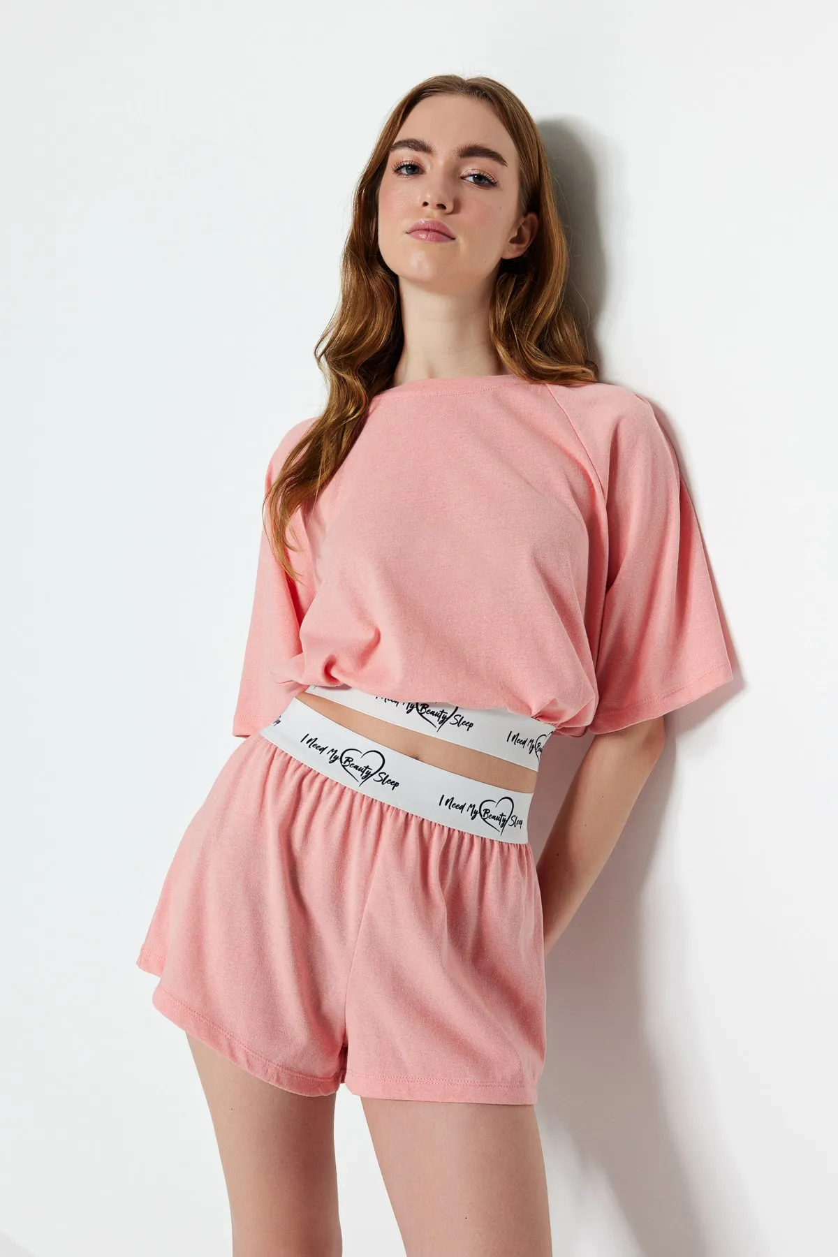 Trendyol Collection  Hellrosa, elastisches, detailliertes Strick-Pyjama-Set mit T-Shirt und Shorts aus Baumwolle THMSS23PT00154