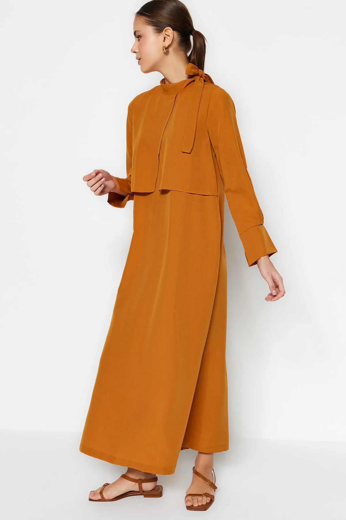 Trendyol Modest  Gewebtes Kleid mit Zimtkragen und Bindedetail TCTSS23EB00283