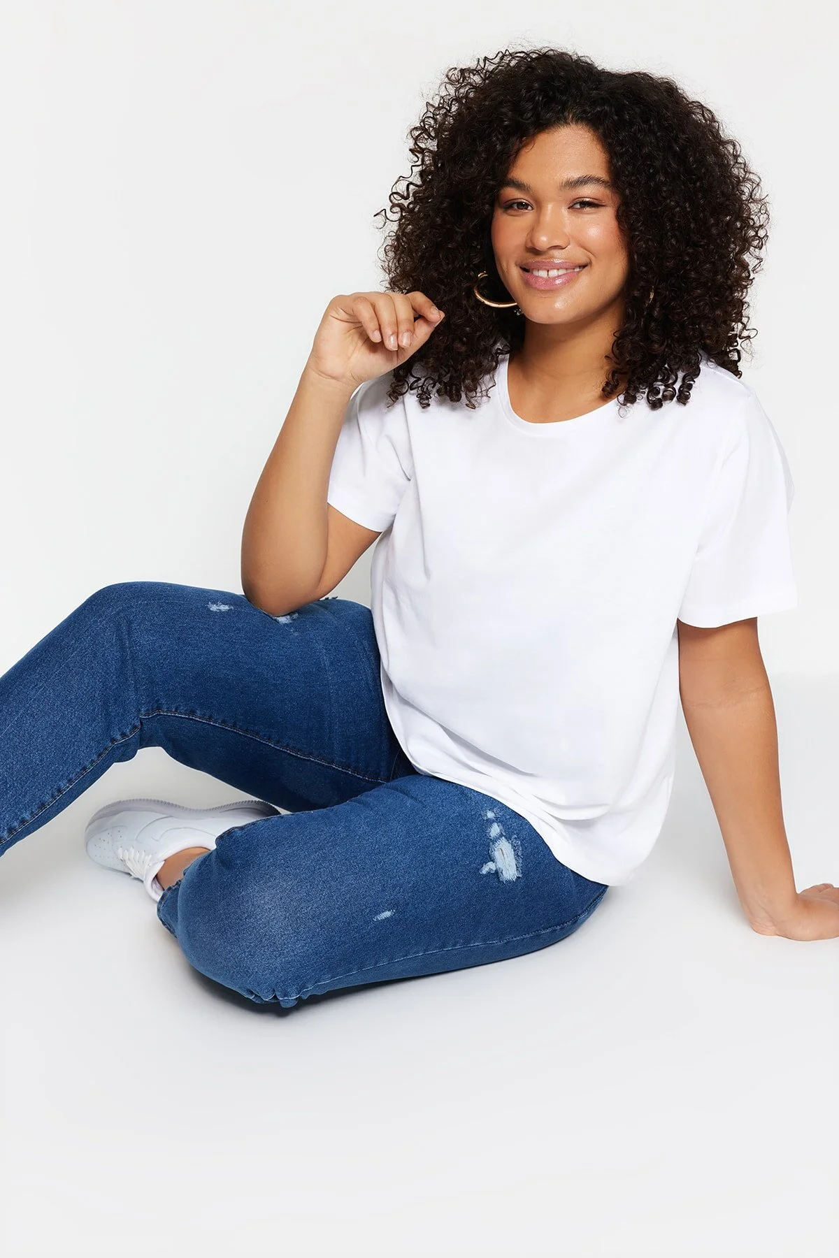 Trendyol Curve  Weißes Basic-Strick-T-Shirt mit Rundhalsausschnitt TBSSS22TS0733