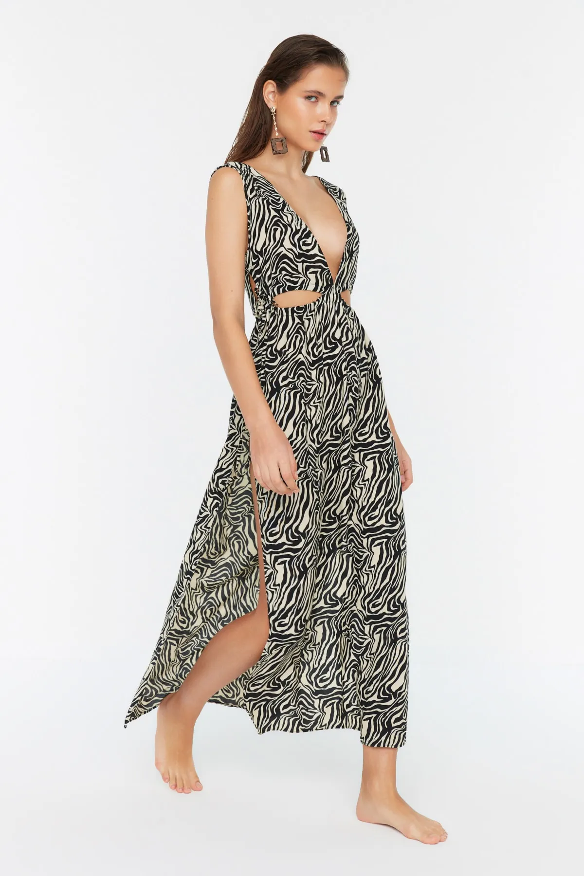 Trendyol Collection  Schwarz-weißes, detailliertes Strandkleid mit Zebramuster und Ausschnitten TBESS22EL0726