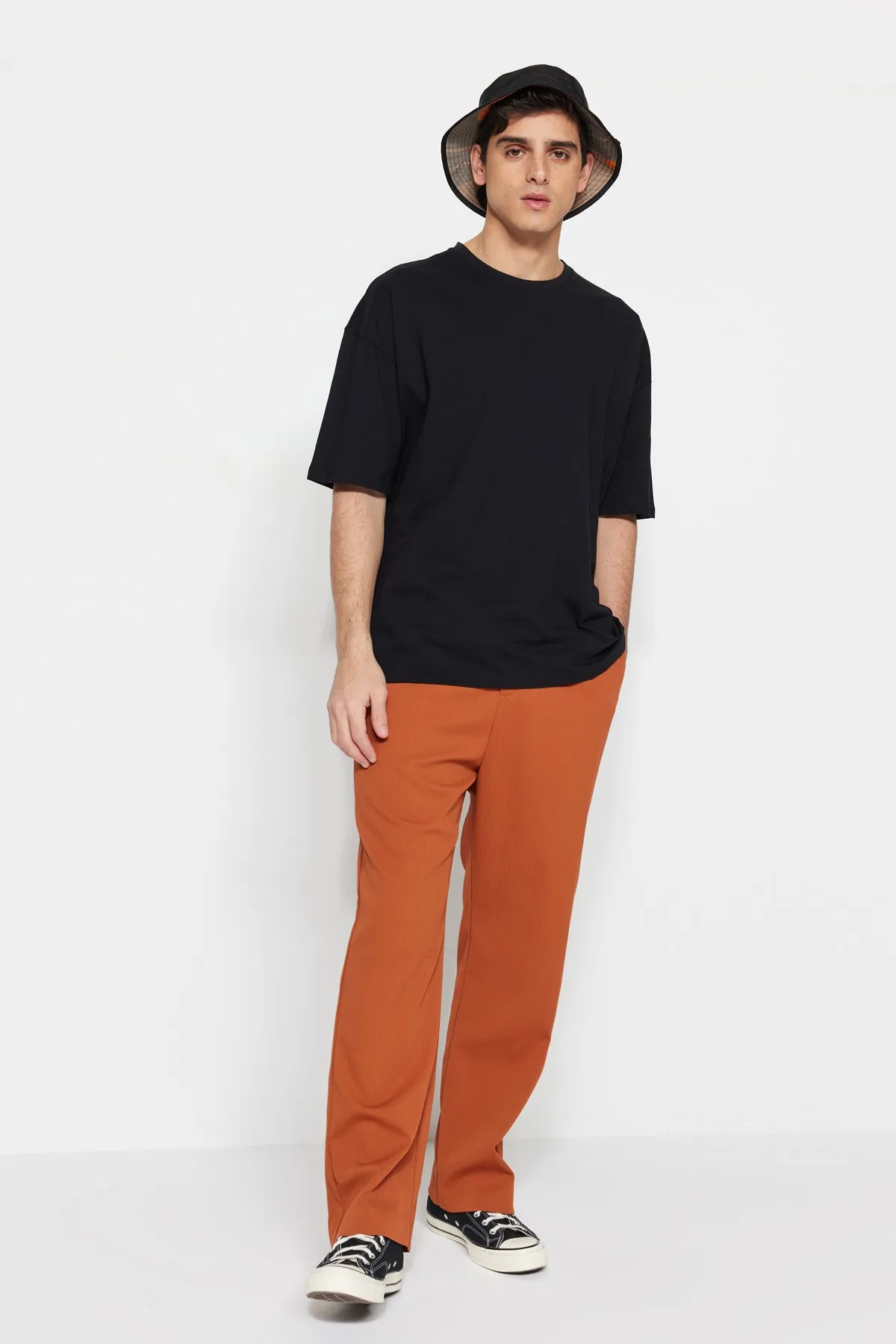 Trendyol Collection  Schwarzes, übergroßes/weit geschnittenes, kurzärmliges, mit Fernost bedrucktes T-Shirt aus 100 % Baumwolle TMNSS23TS00159