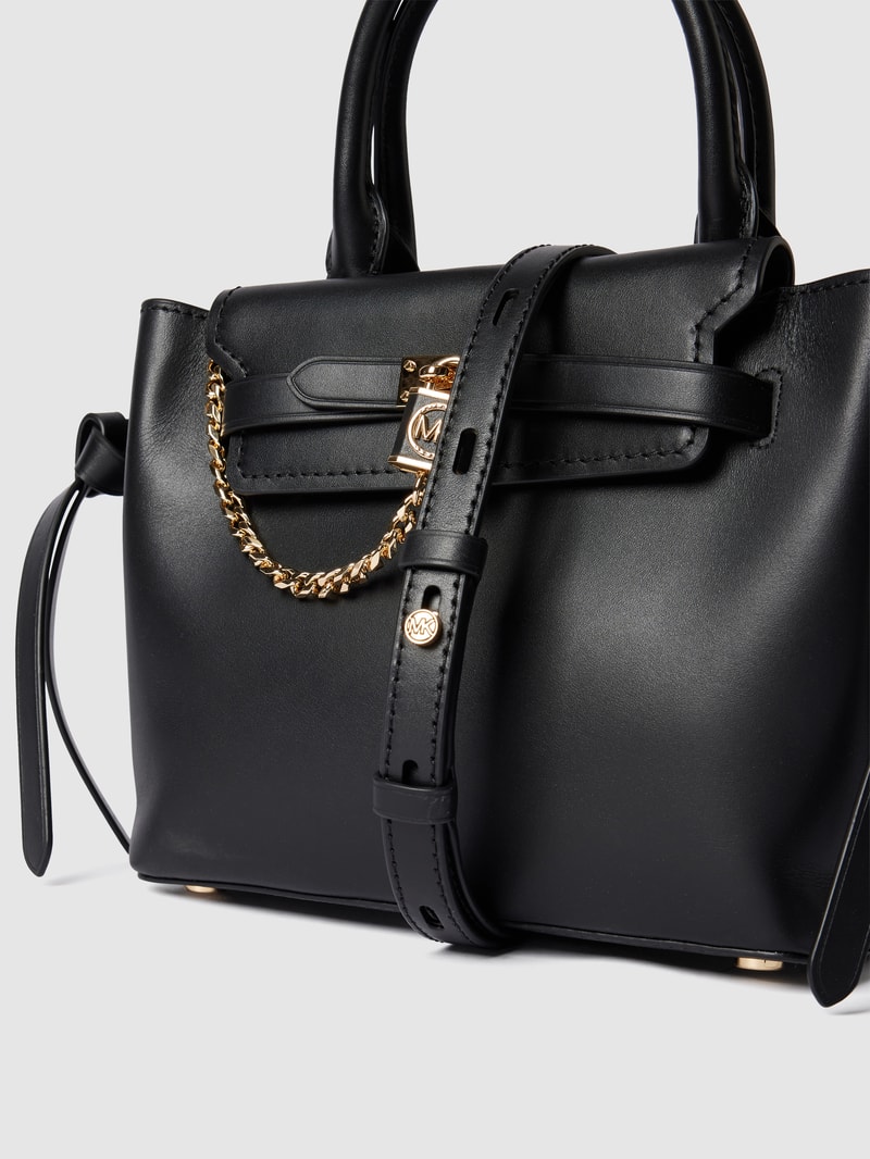 Handtasche mit Label-Applikation in schwarz