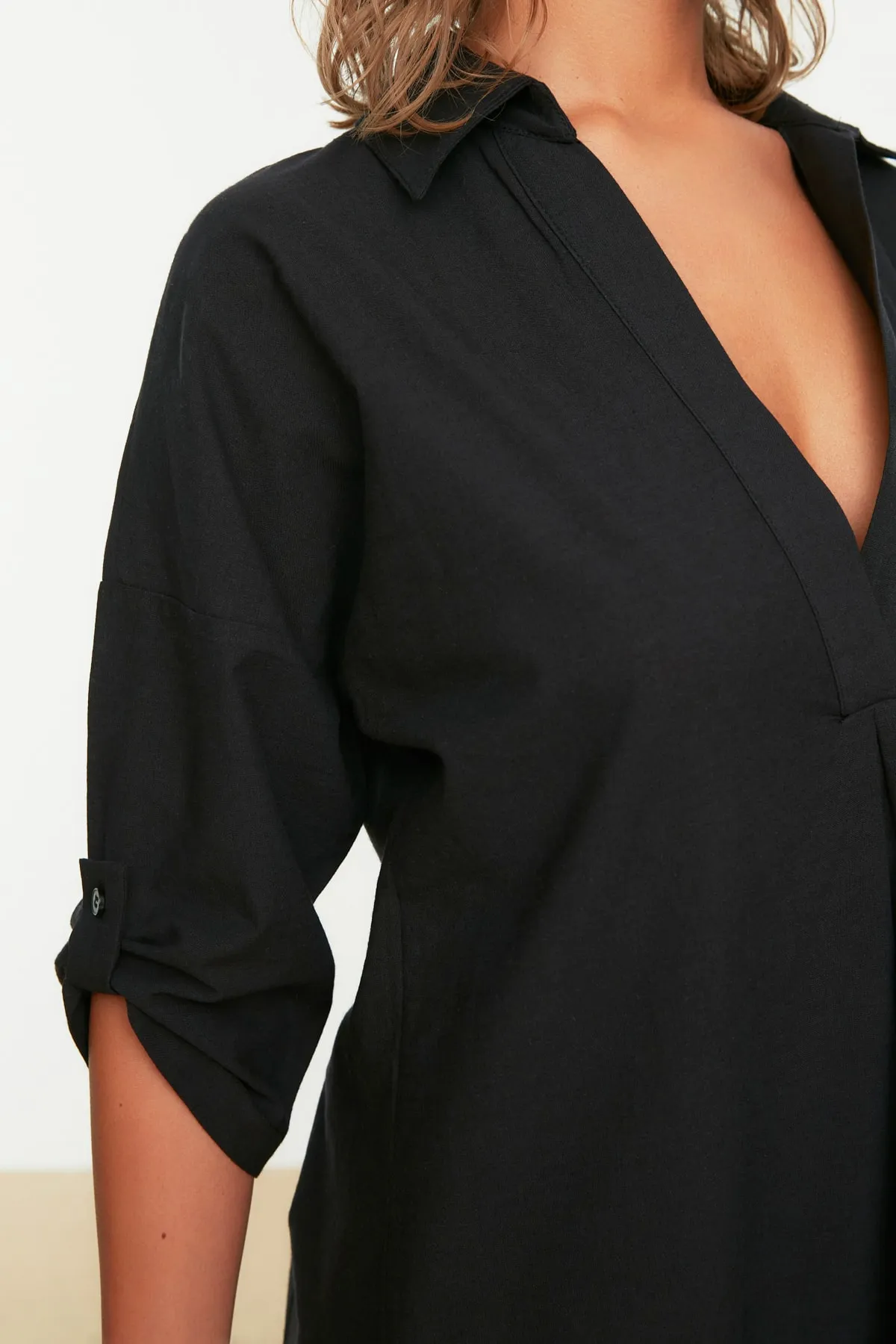 Trendyol Collection  Schwarzes Midi-Strandkleid mit gewebtem Schlitz TBESS21EL3847