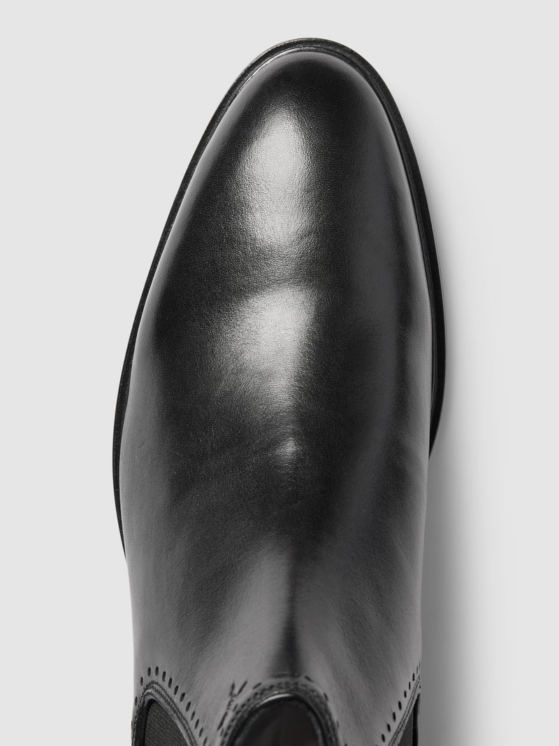 Chelsea Boots mit Perforierungen Modell 'pero' in schwarz