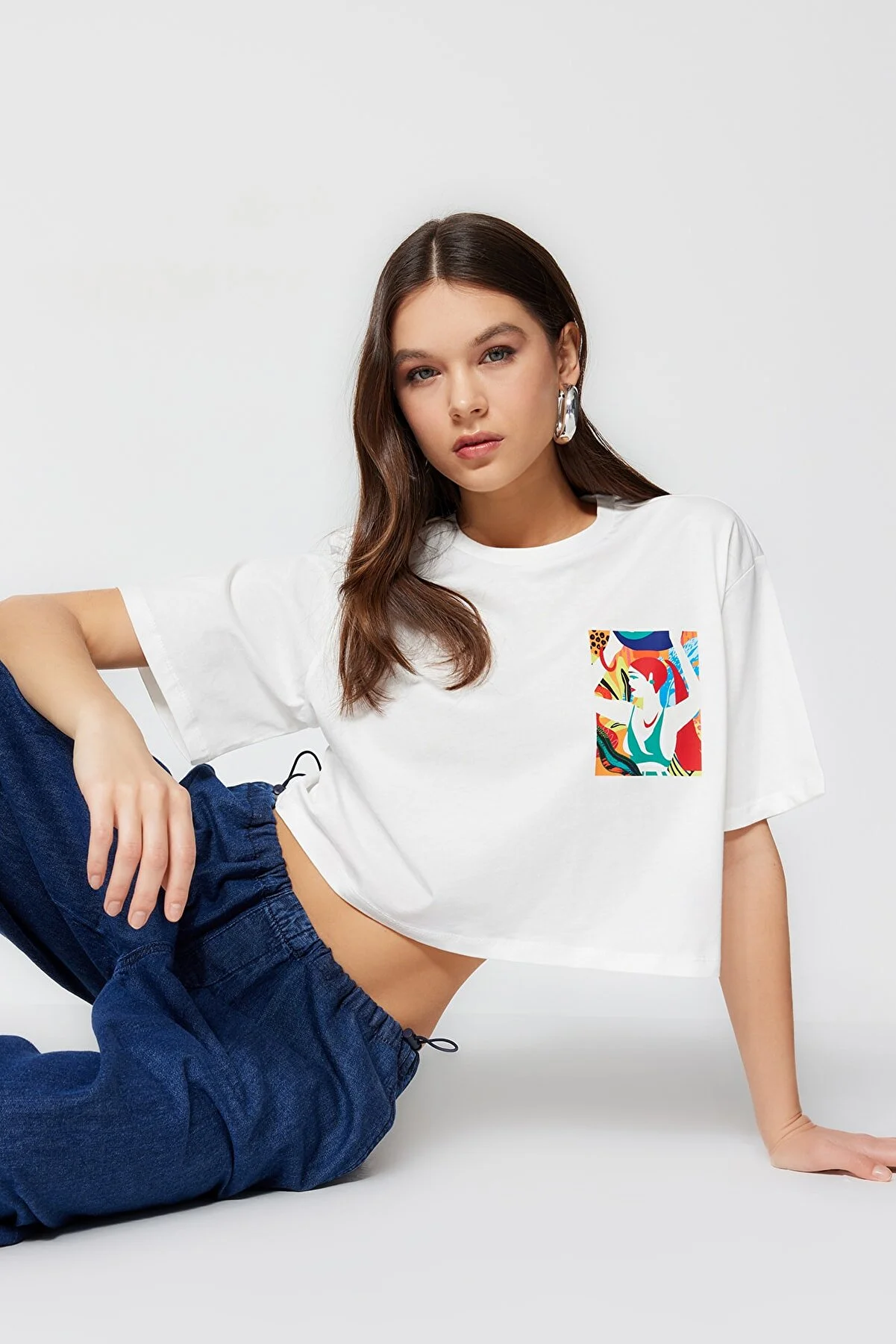 Trendyol Collection  Weißes, 100 % Baumwolle bedrucktes, entspanntes/weites, entspannt geschnittenes, kurzes Strick-T-Shirt mit Rundhalsausschnitt TWOSS23TS00369