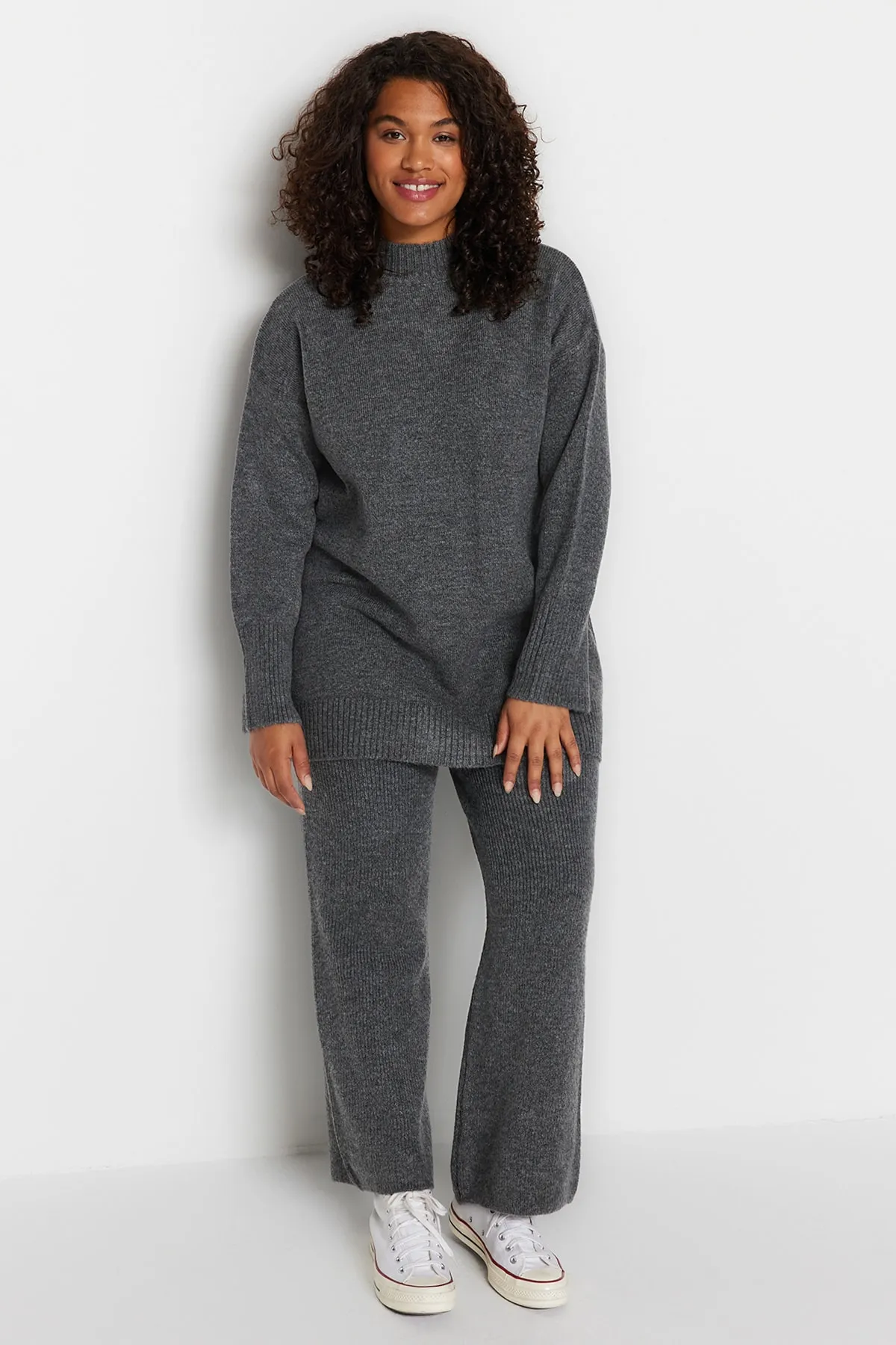 Trendyol Curve  Anthrazitfarbenes Strickoberteil- und -unterteil-Set mit Schlitzdetail TBBAW24CP00005