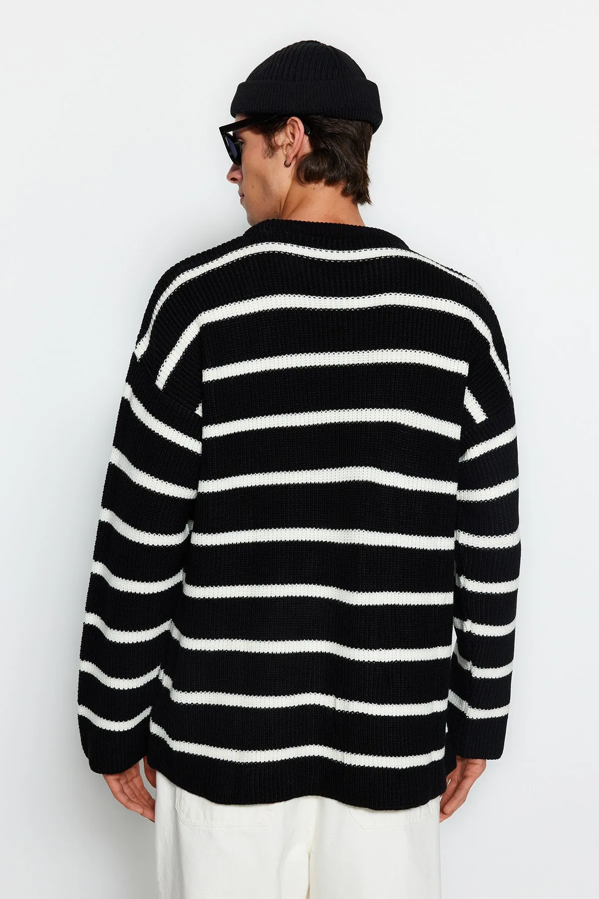 Trendyol Collection  Schwarzer Unisex-Strickpullover in Oversize-Passform, weiter Passform, Rundhalsausschnitt, TMNAW23KZ00285