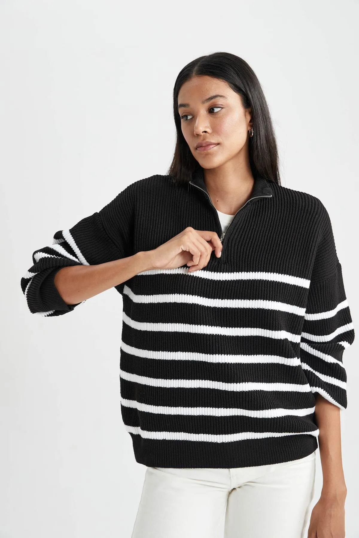 DeFacto  Regular Fit Gestreifter Pullover aus Thessaloniki-Stoff mit Reißverschluss und Stehkragen A3864ax23wn
