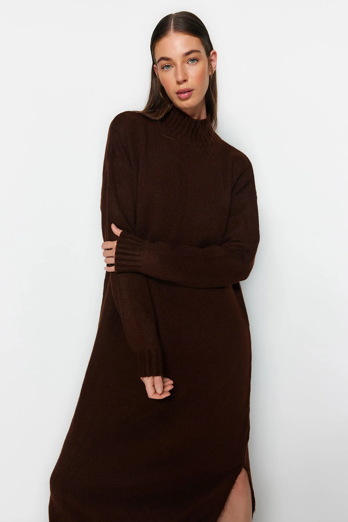 Trendyol Collection  Braunes, weit geschnittenes Midi-Strickkleid mit weicher Struktur und hohem Kragen TWOAW23EL0005