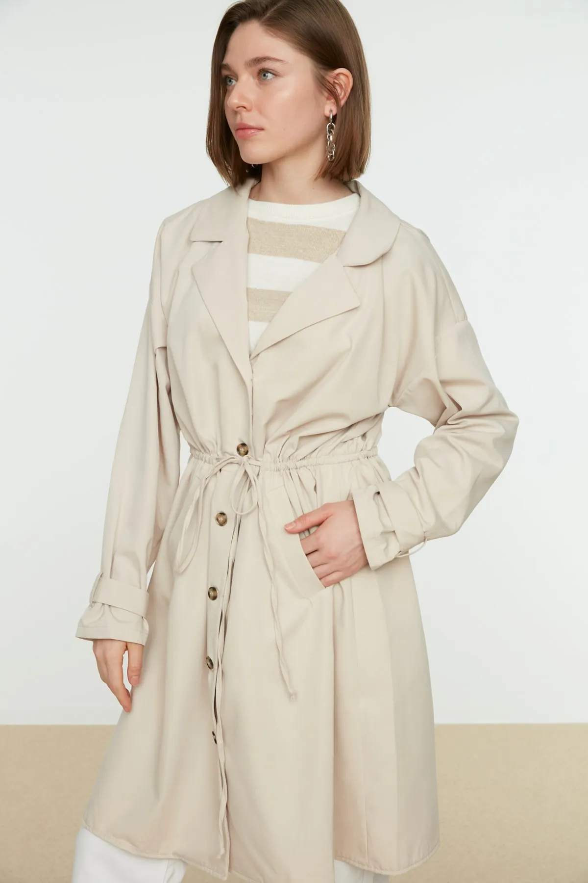 Trendyol Modest  Steinjacke Kragen Taille Kordelzug Tasche Detail Cap & Ferace TCTSS22KF0001