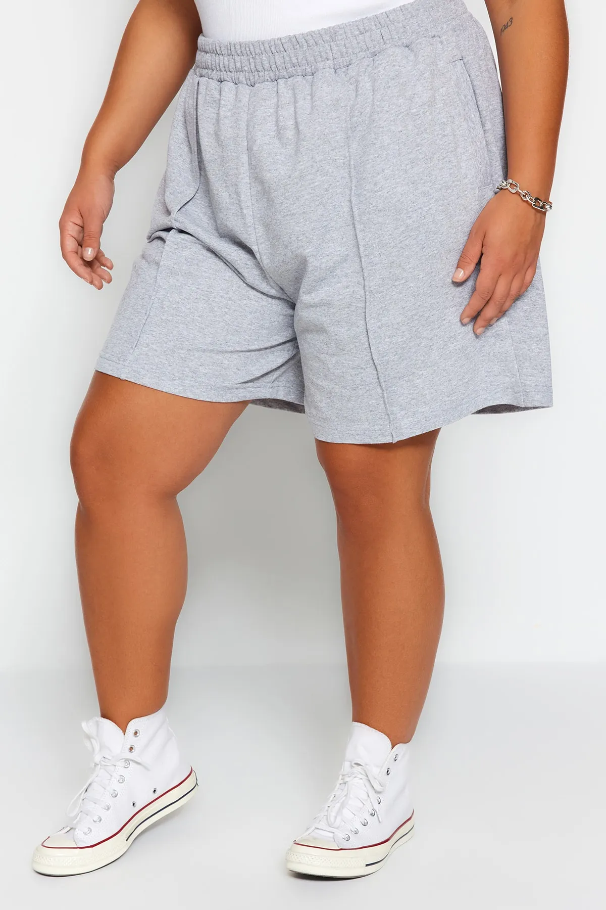 Trendyol Curve  Graue dünne gerippte Strickshorts TBBSS23AP00004