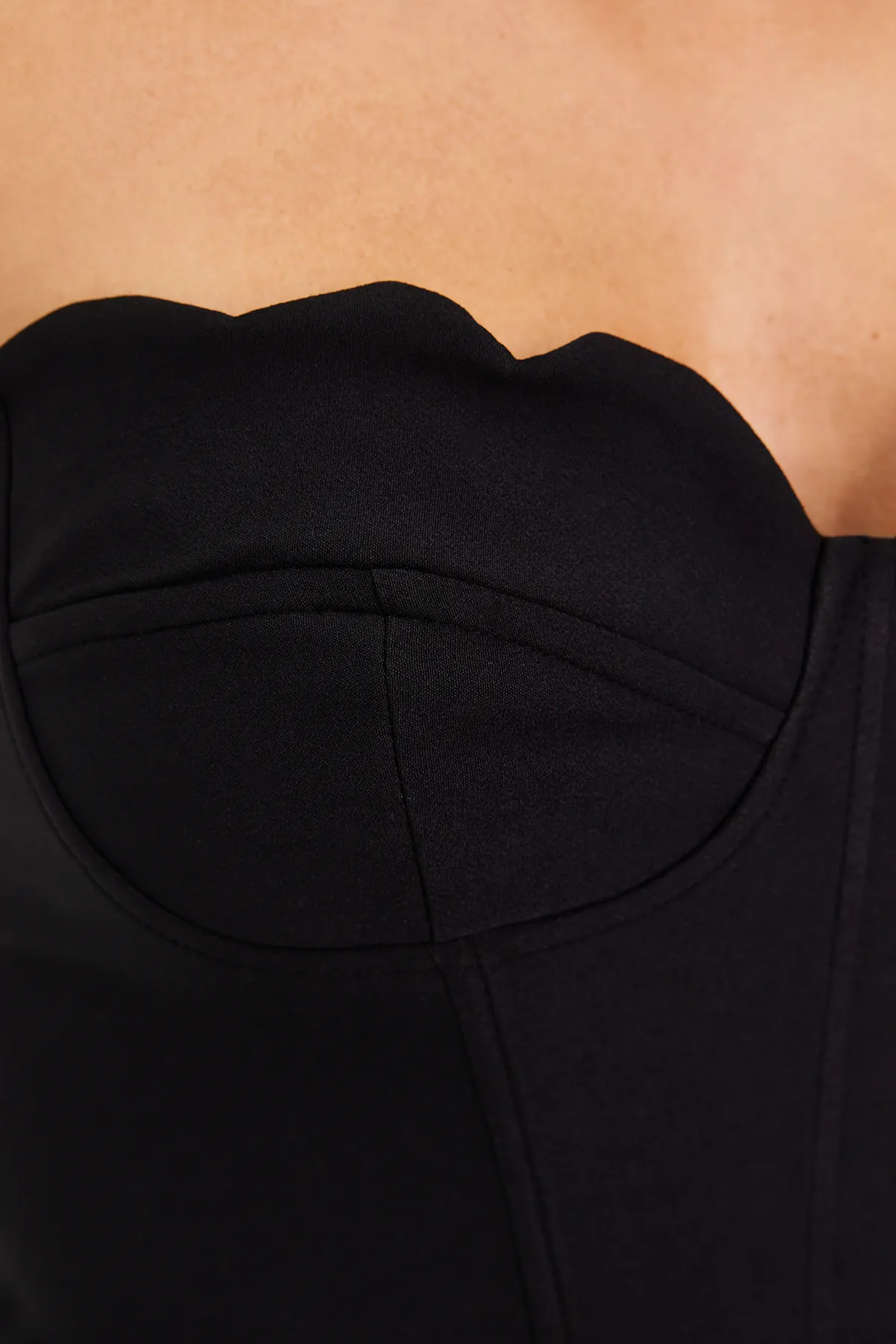 Trendyol Collection  Schwarzes Bustier mit Herzausschnitt TPRSS23BS00125
