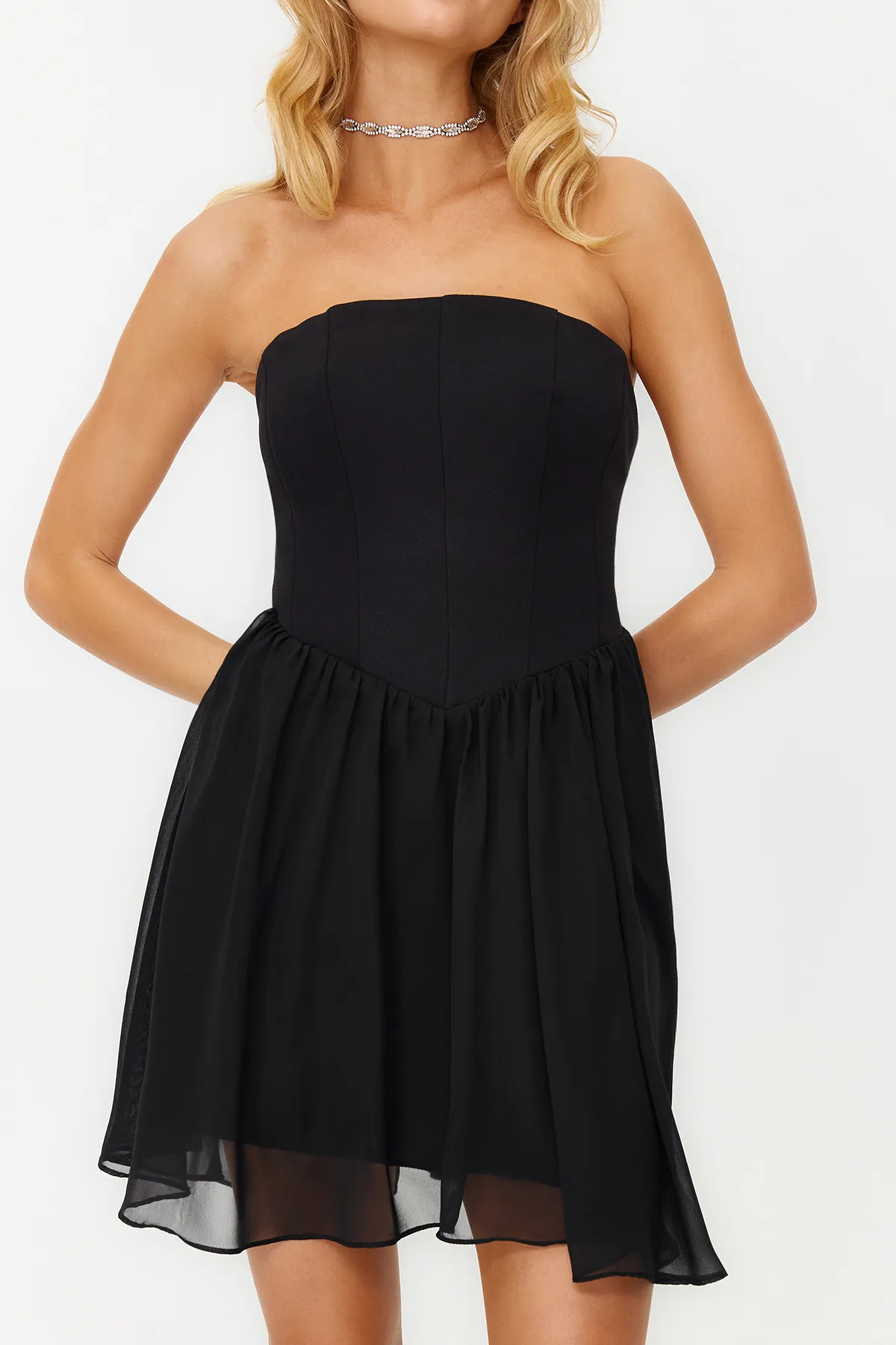 Trendyol Collection  Schwarzes Skaterkleid mit offener Taille TPRSS24EL00017
