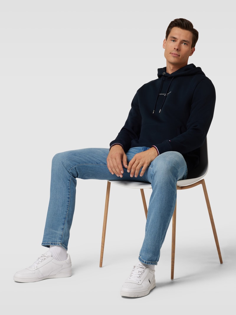 Hoodie mit Känguru-Tasche in marineblau