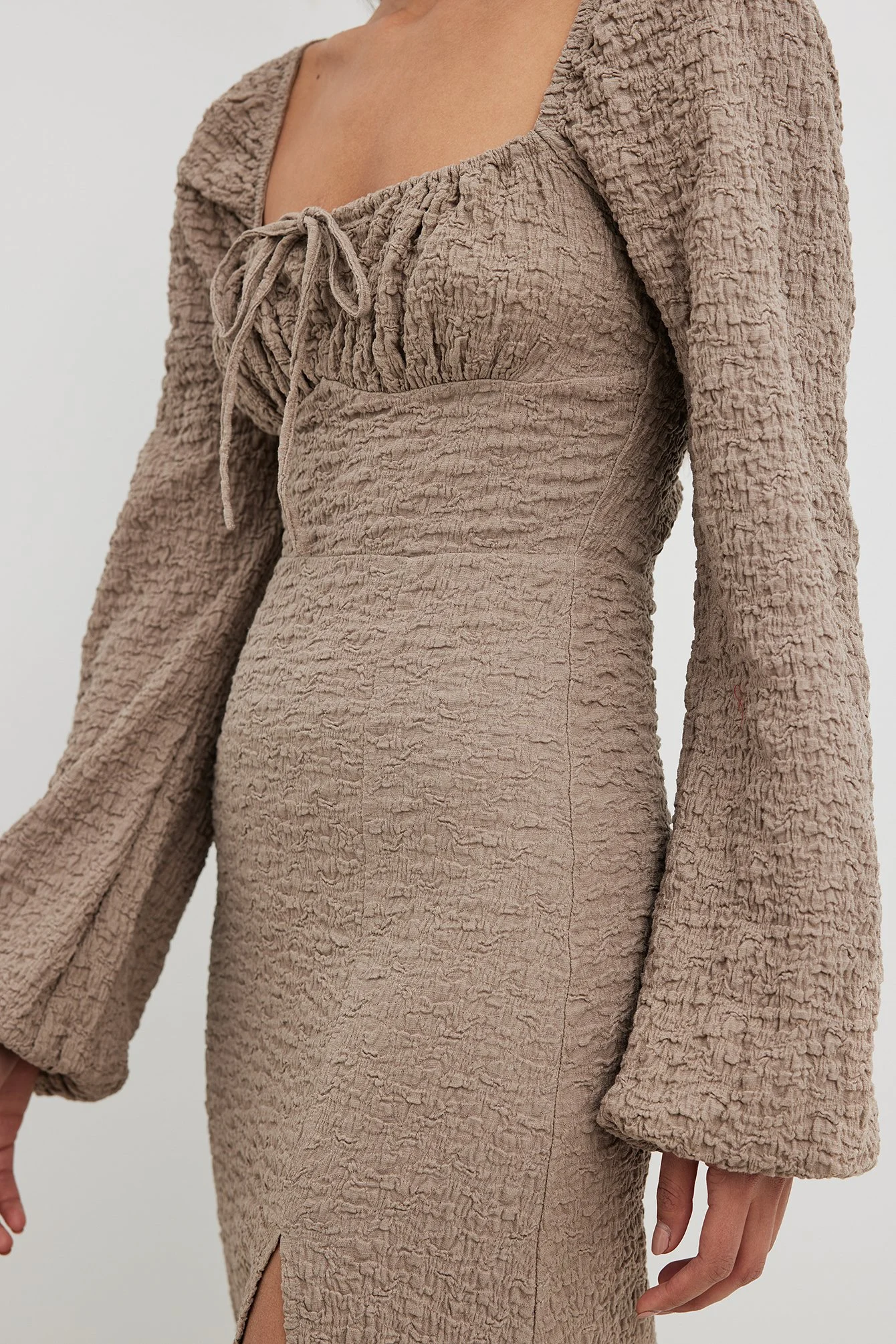 Strukturiertes Midikleid mit Körbchen