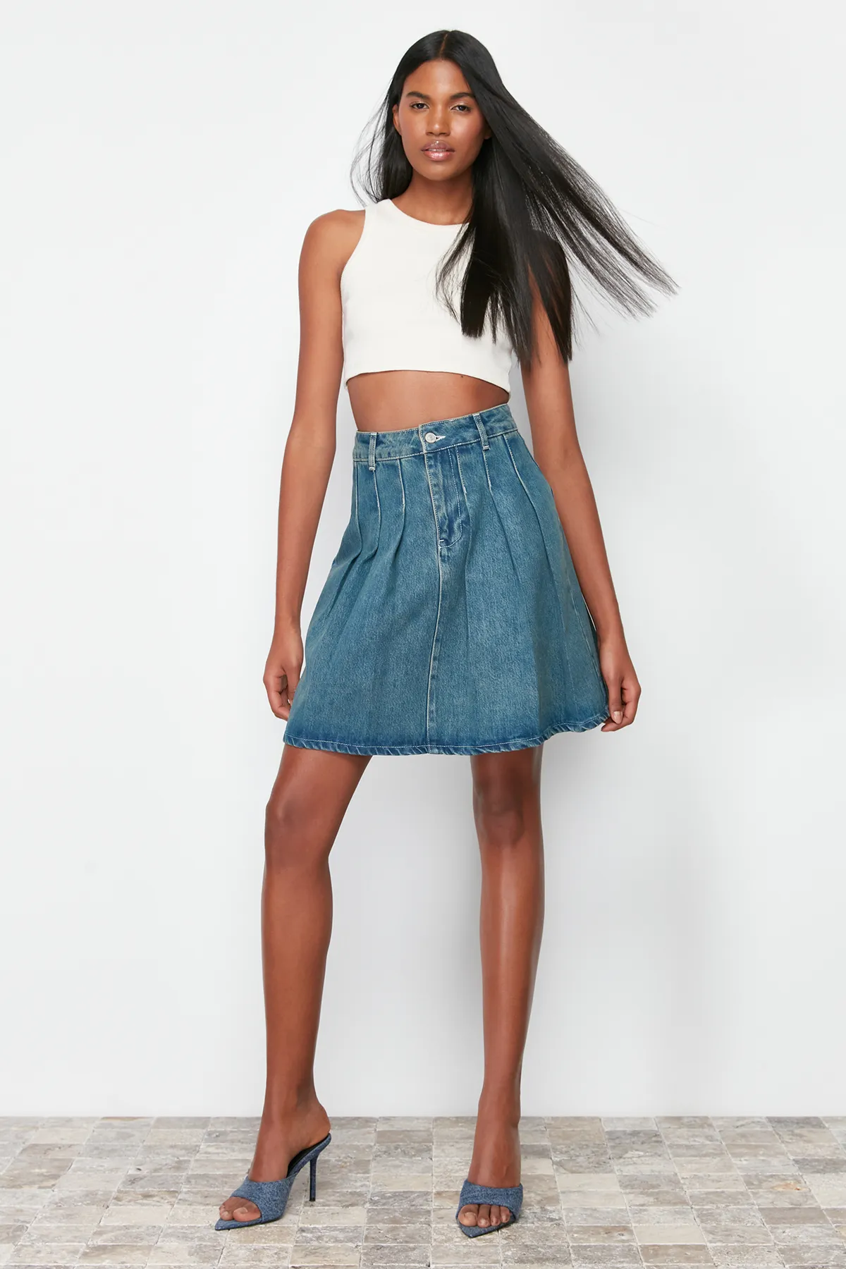 Trendyol Collection  Blauer Falten-Jeansrock TWOSS24ET00200