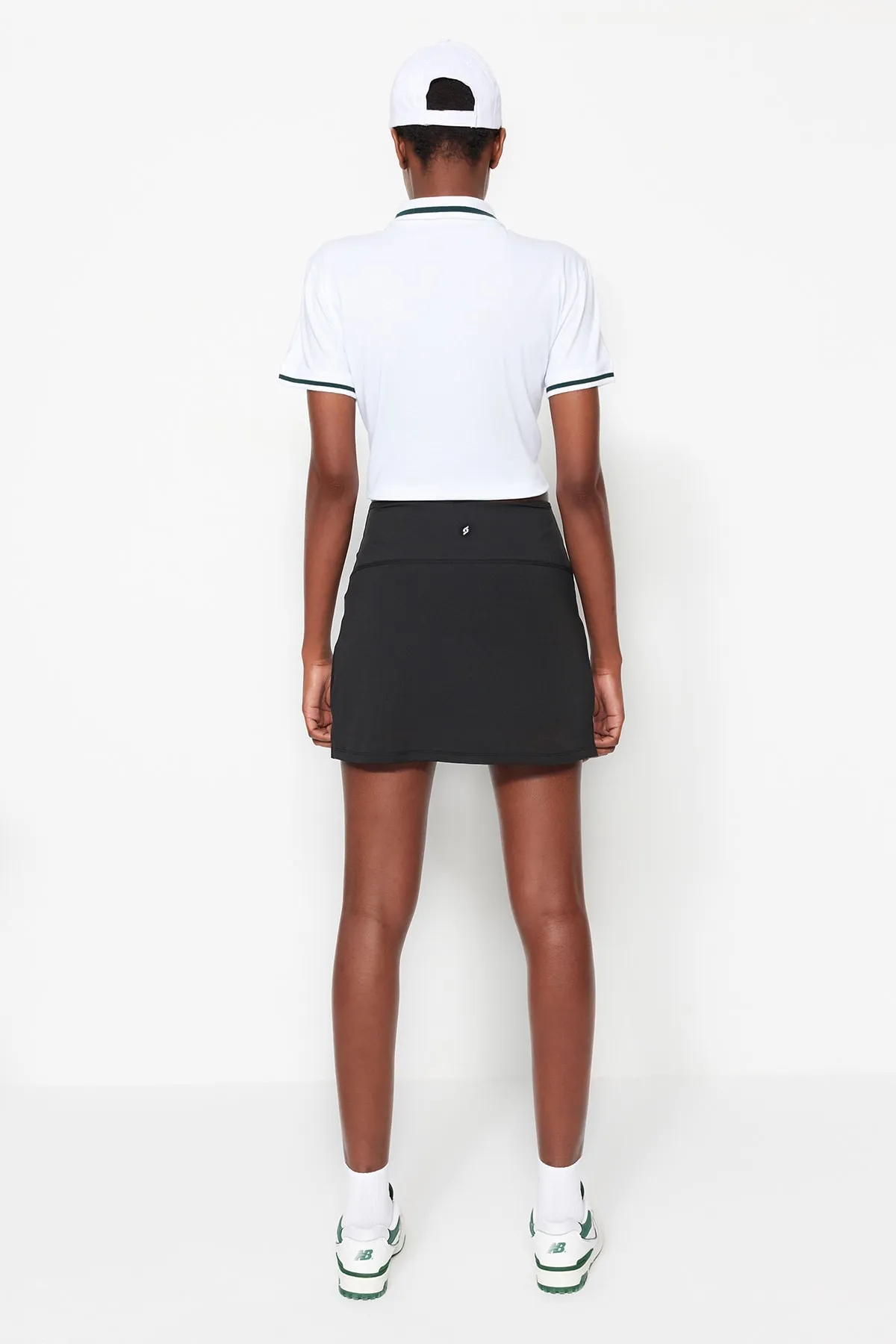 Trendyol Collection  Schwarzer, reflektierender, bedruckter 2-lagiger Innenshorts-Taschen-Tennis-Strick-Sport-Shorts-Rock THMSS23SR00013