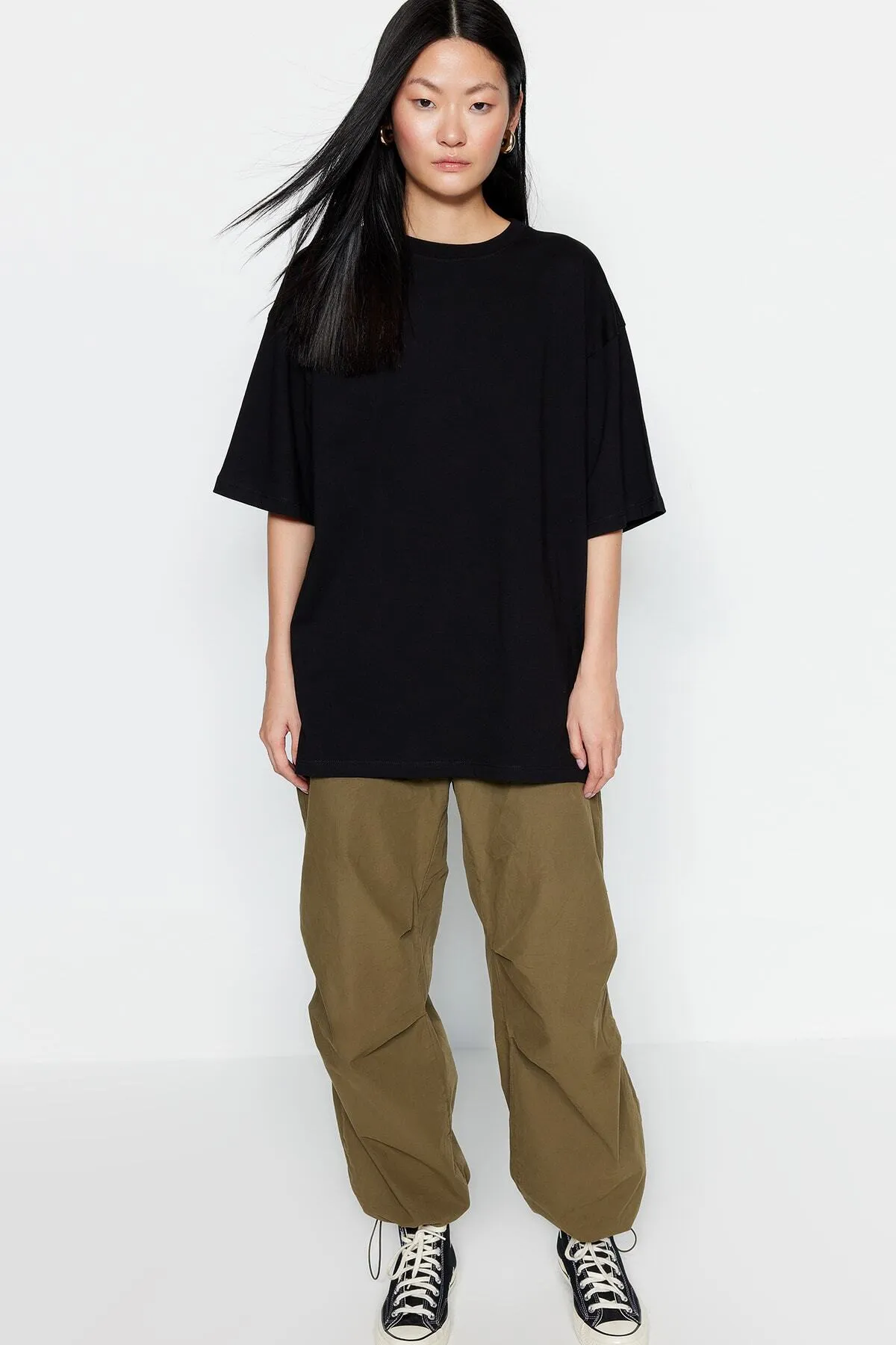 Trendyol Collection  Schwarzes Premium-Strick-T-Shirt mit Rundhalsausschnitt aus 100 % Baumwolle in Übergröße/weiter Passform TWOSS23TS00040