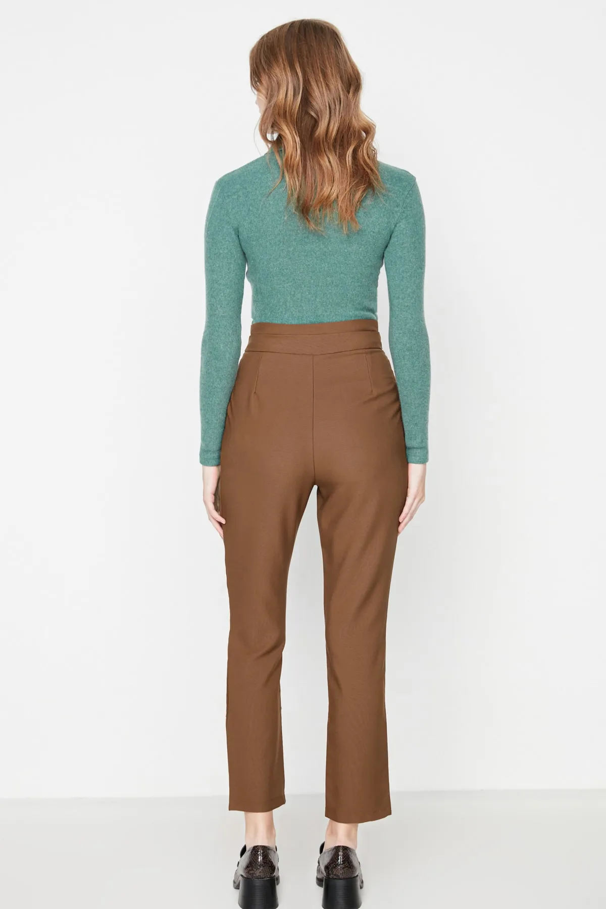 Trendyol Collection  Braune Karotte mit schmalem Beingürtel, detaillierte plissierte Webhose TWOSS20PL0131