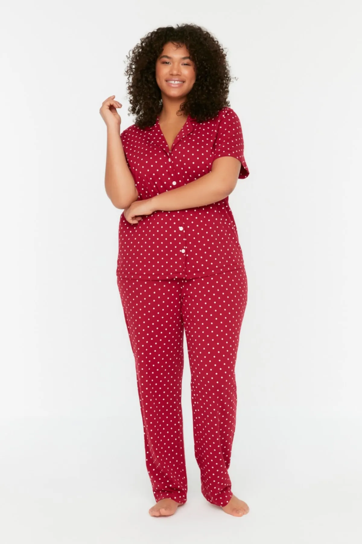 Trendyol Curve  Bedrucktes gestricktes Pyjama-Set mit Knöpfen in Weinrot TBBSS22PT0710
