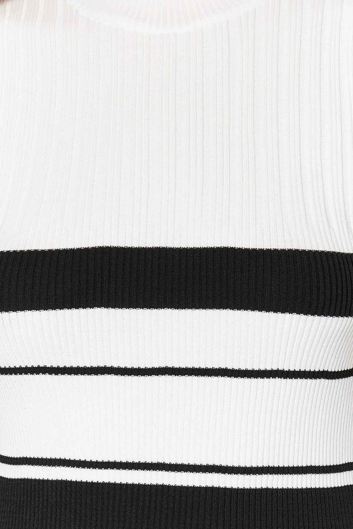 Trendyol Collection  Ecrufarbene Strickbluse mit Rundhalsausschnitt TWOSS21BZ0370