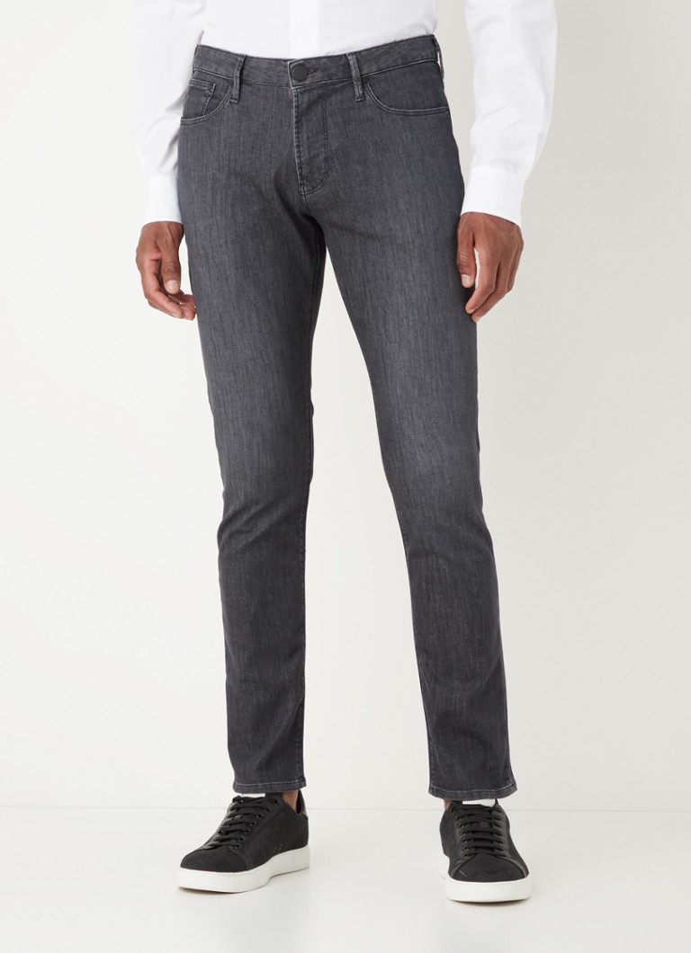 Jeansy o dopasowanym kroju marki Emporio Armani, w ciemnym kolorze, z elastycznego materiału.