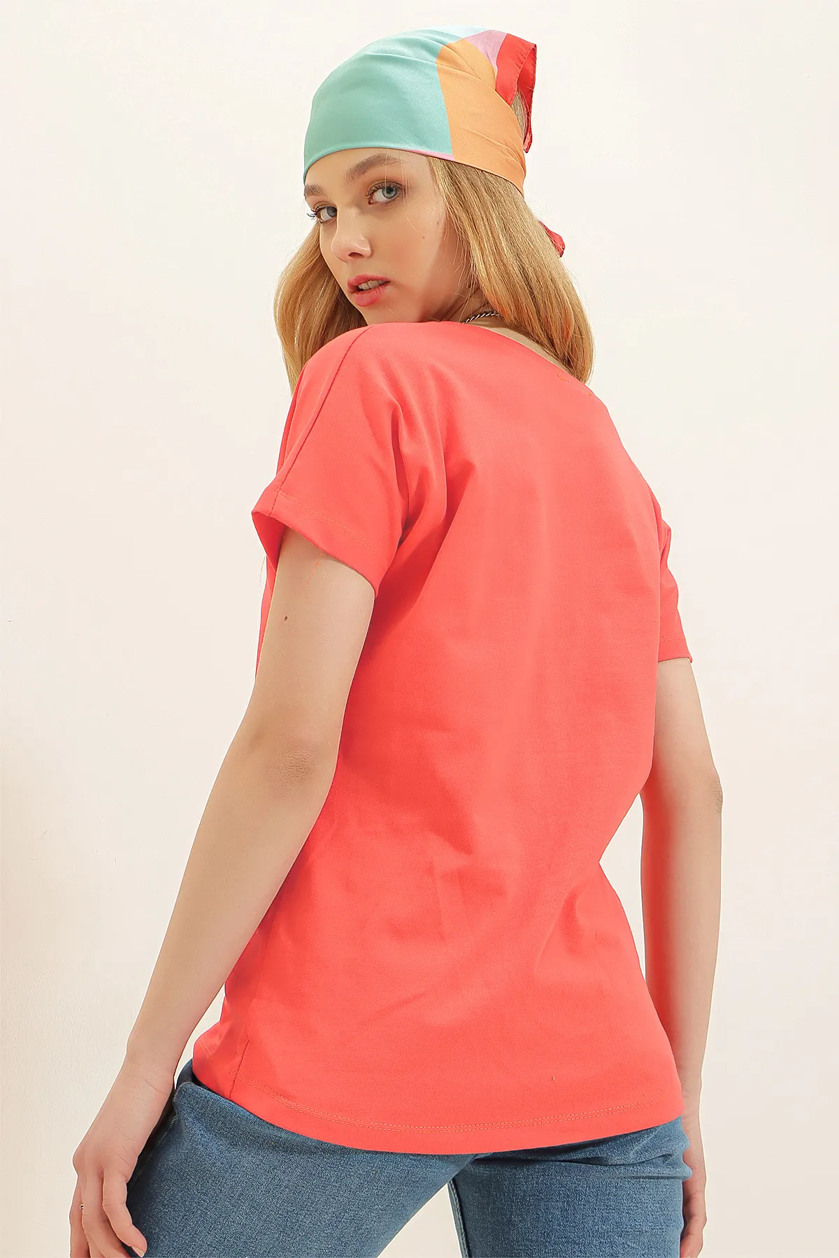 Trend Alaçatı Stili  Damen-Basic-T-Shirt mit V-Ausschnitt in Koralle ALC-1045-A