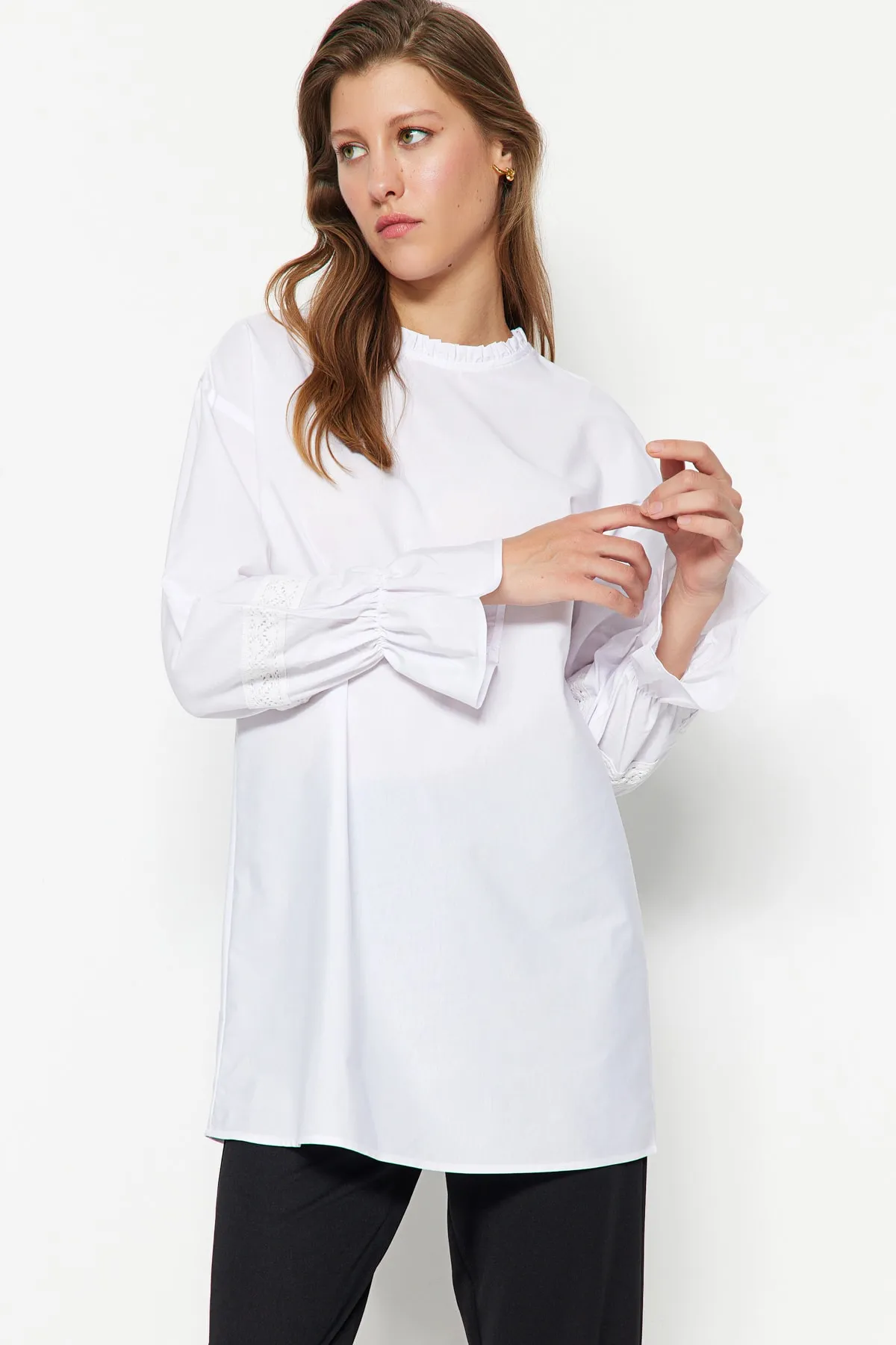Trendyol Modest  Weiße Tunika aus gewebter Baumwolle mit Spitzenstickerei TCTSS23UK00045