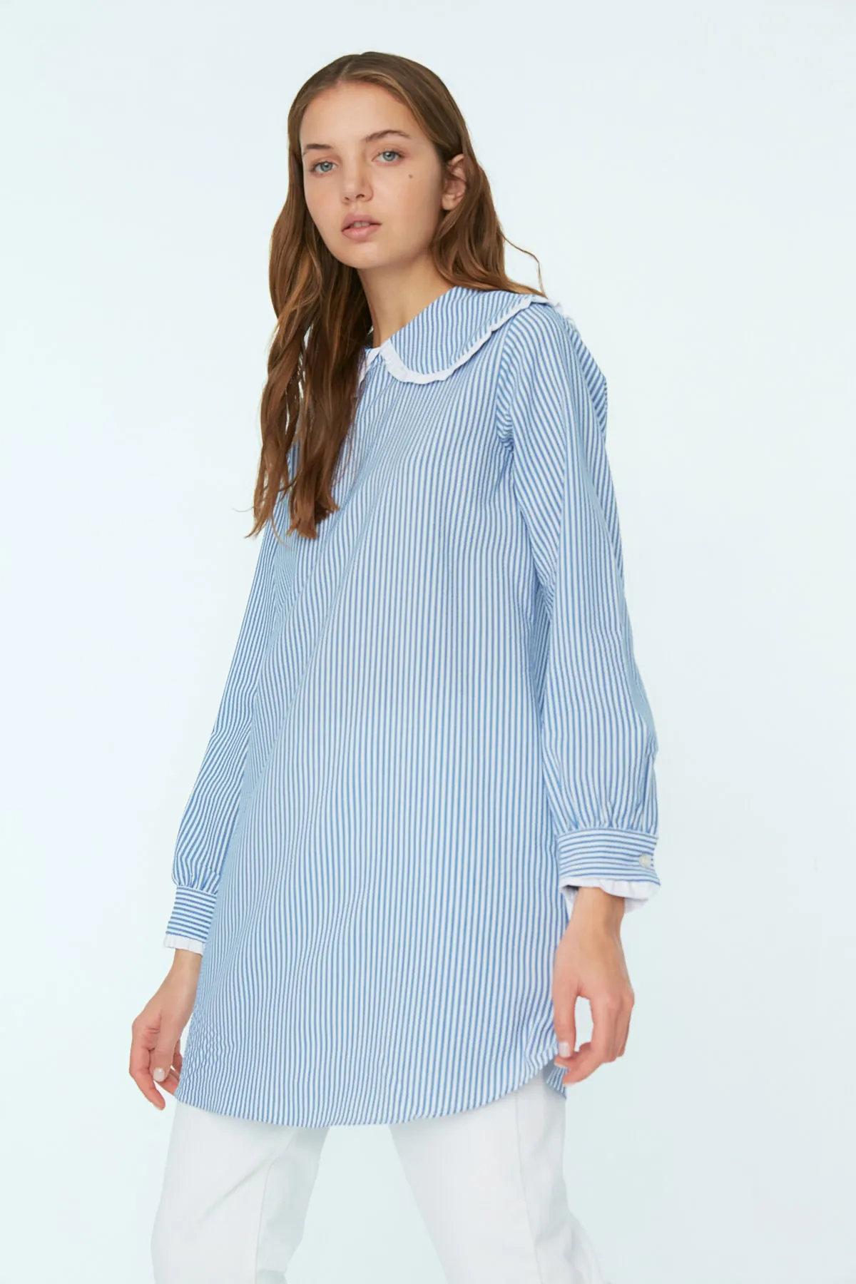 Trendyol Modest  Blau gestreifte Tunika aus gewebtem Seersucker mit Babykragen TCTSS22TN0012