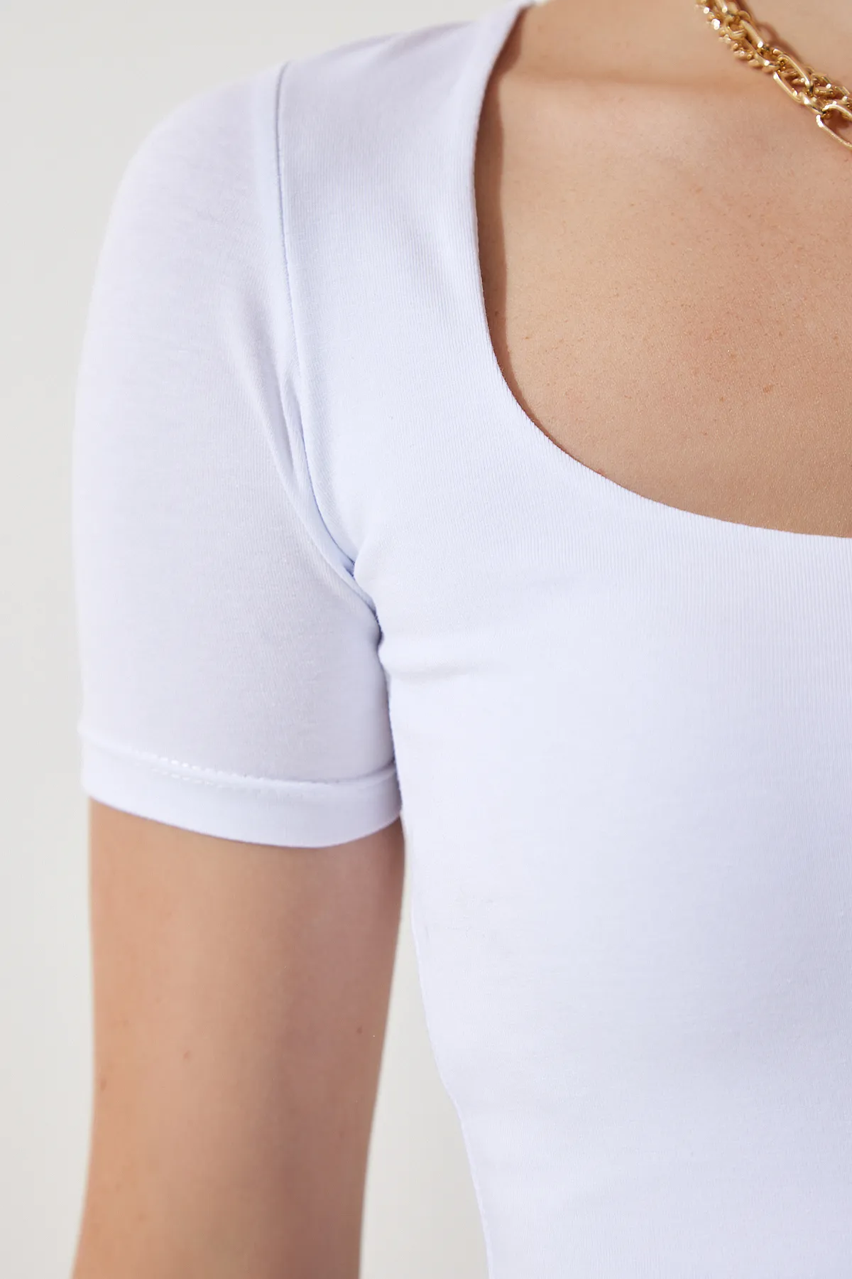 Happiness İstanbul  Kurzes Strick-T-Shirt mit eckigem Kragen für Damen in Weiß AN00170