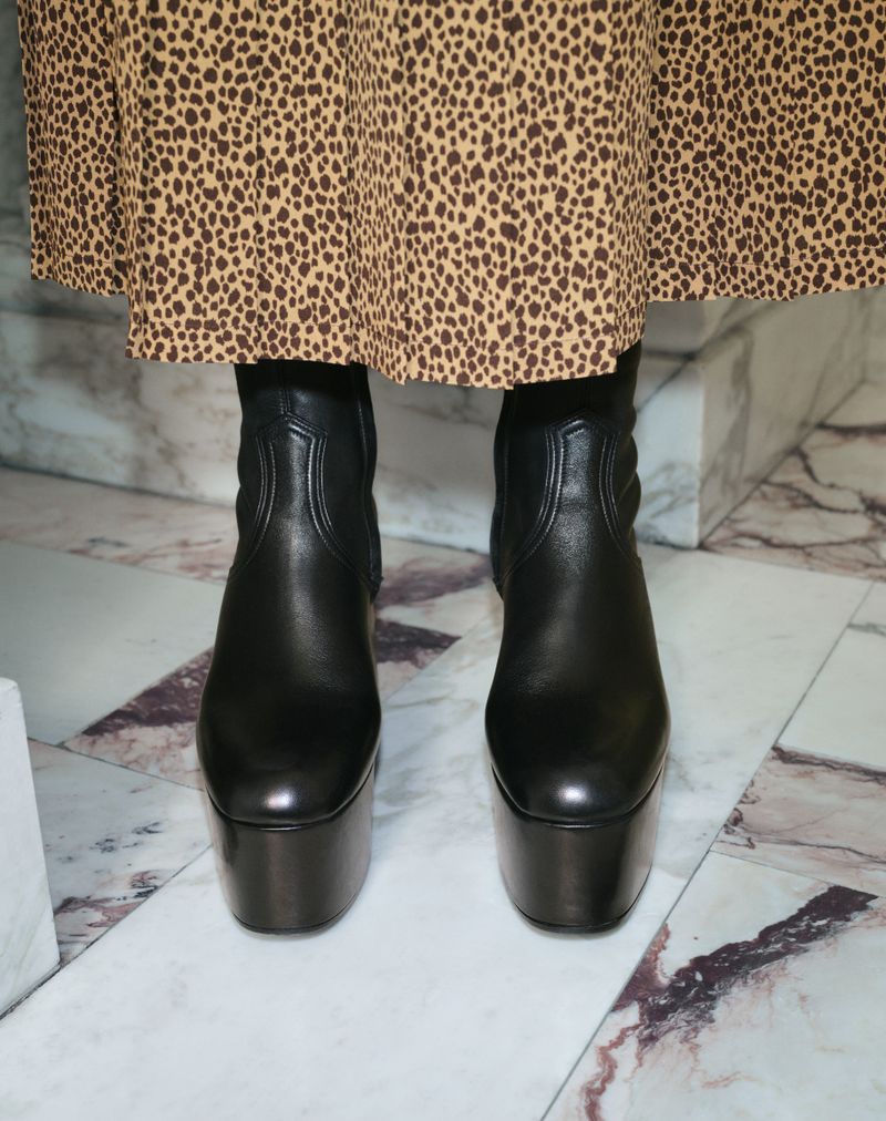 Bota de cano curto com plataforma Fawcette em couro napa elástico de 120 mm