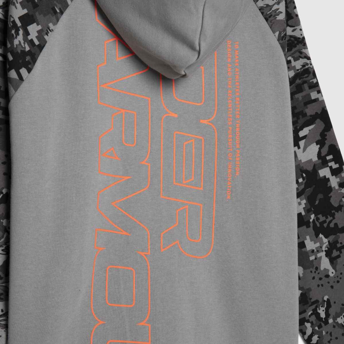 Under Armour – Rival – Mörkgrå fleece med kamouflagemönster
