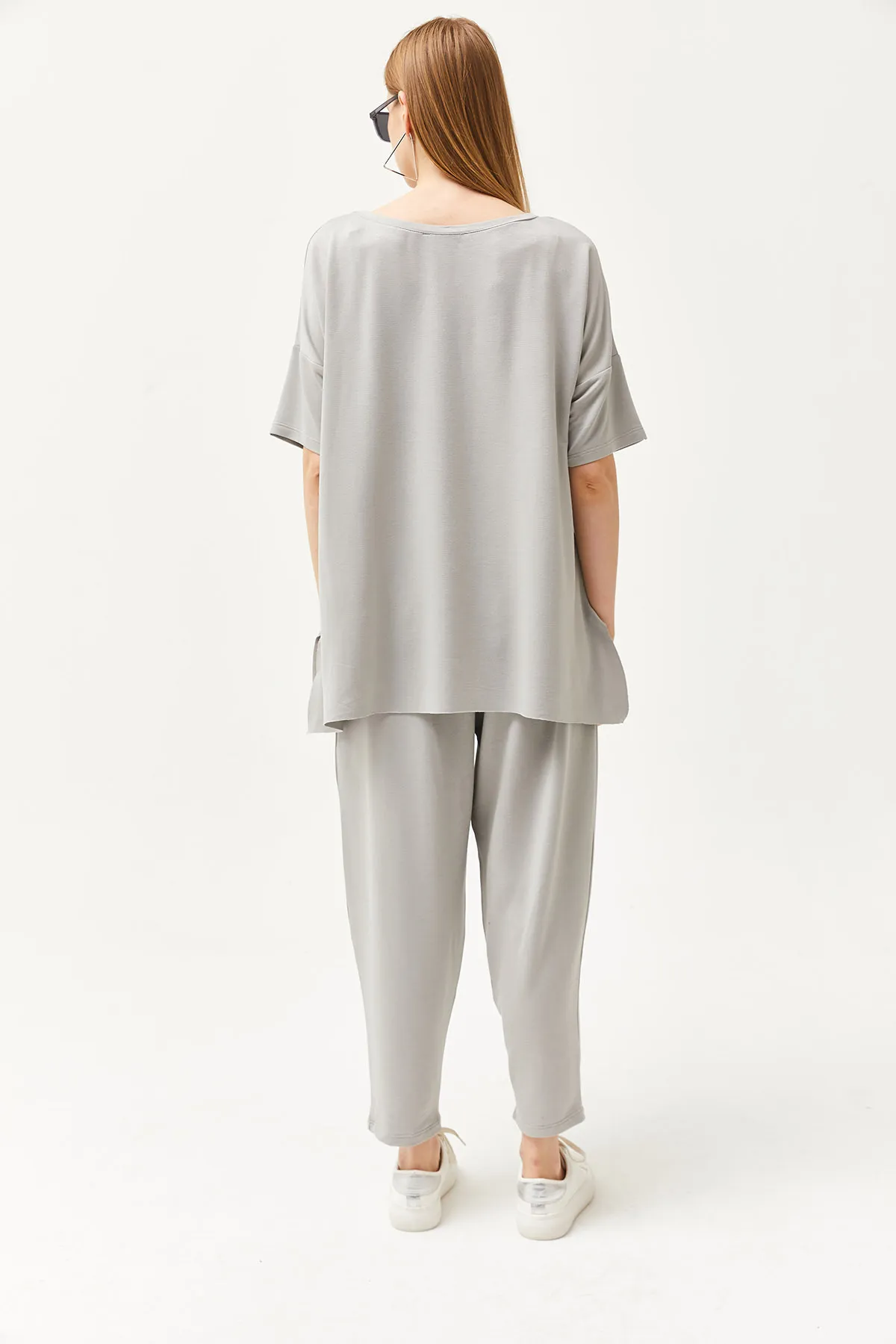 Olalook  Graue asymmetrische Bluse für Damen mit weicher Struktur, Oberteil und Kristallen, Anzug TKM-19000269