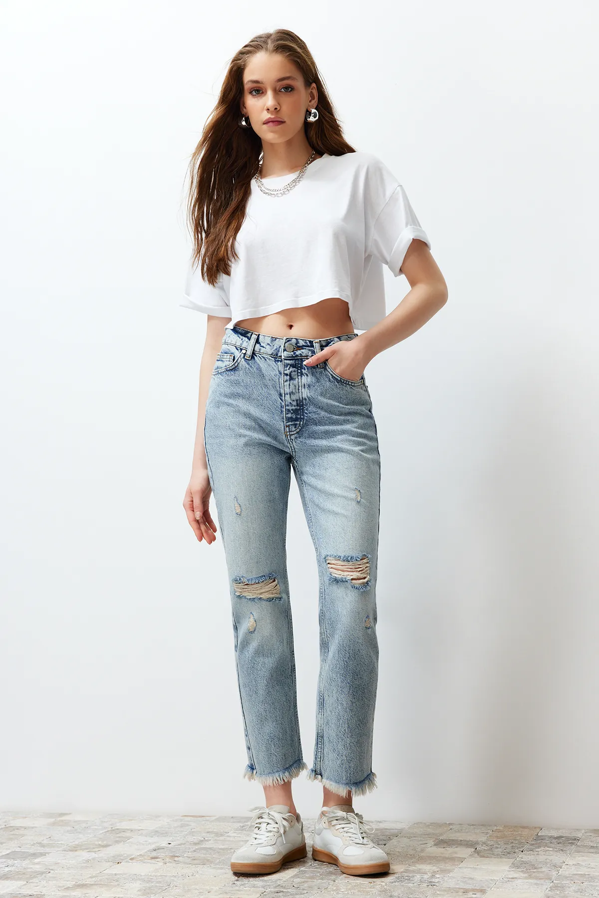 Trendyol Collection  Blaue, zerrissene, detaillierte, gerade Jeans mit hoher Taille TWOSS24JE00178