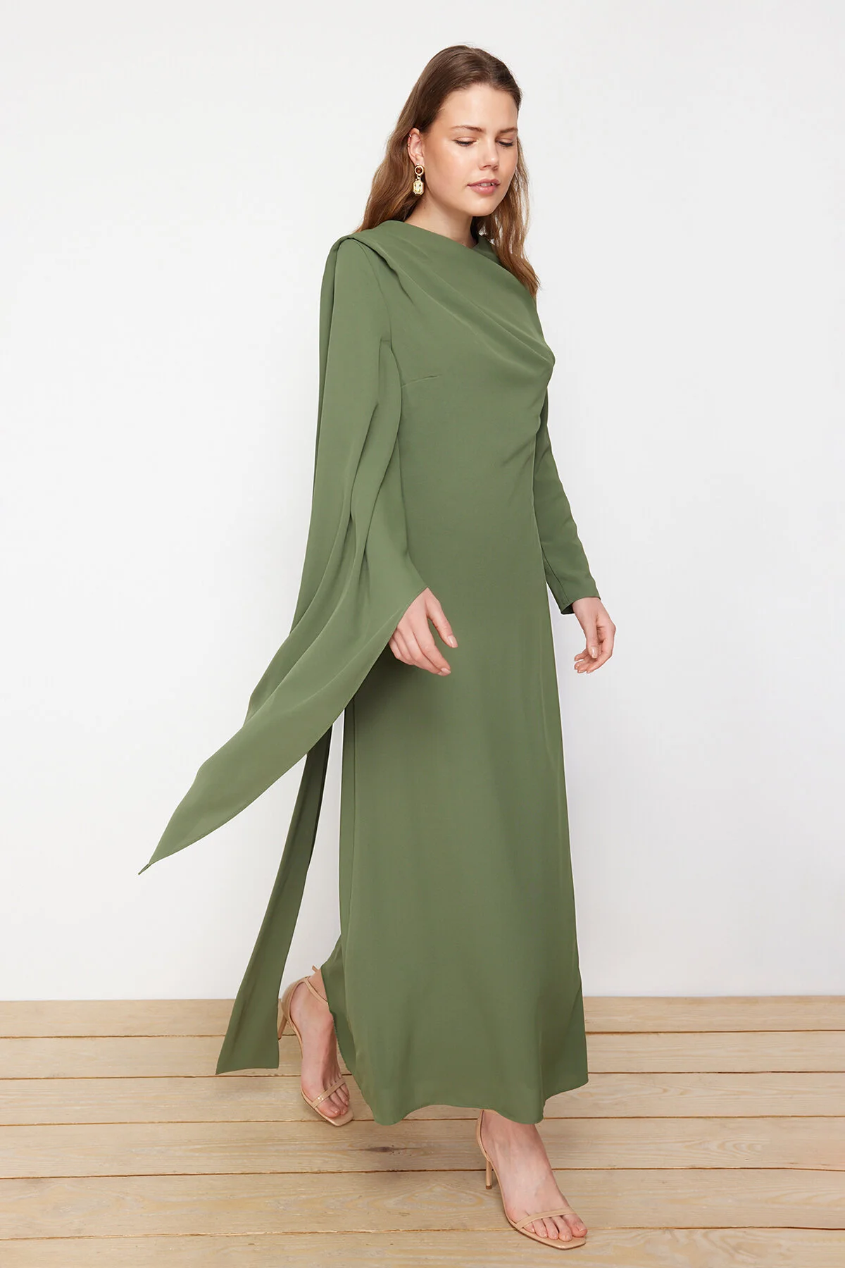 Trendyol Modest  Khakifarbenes Abendkleid mit Schalkragen TCTSS24DB00036