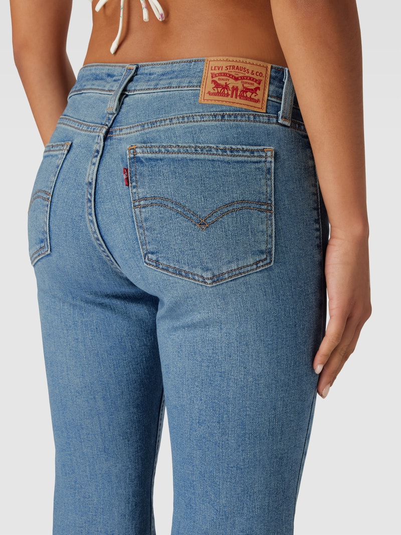 Jeans mit Label-Patch in blau