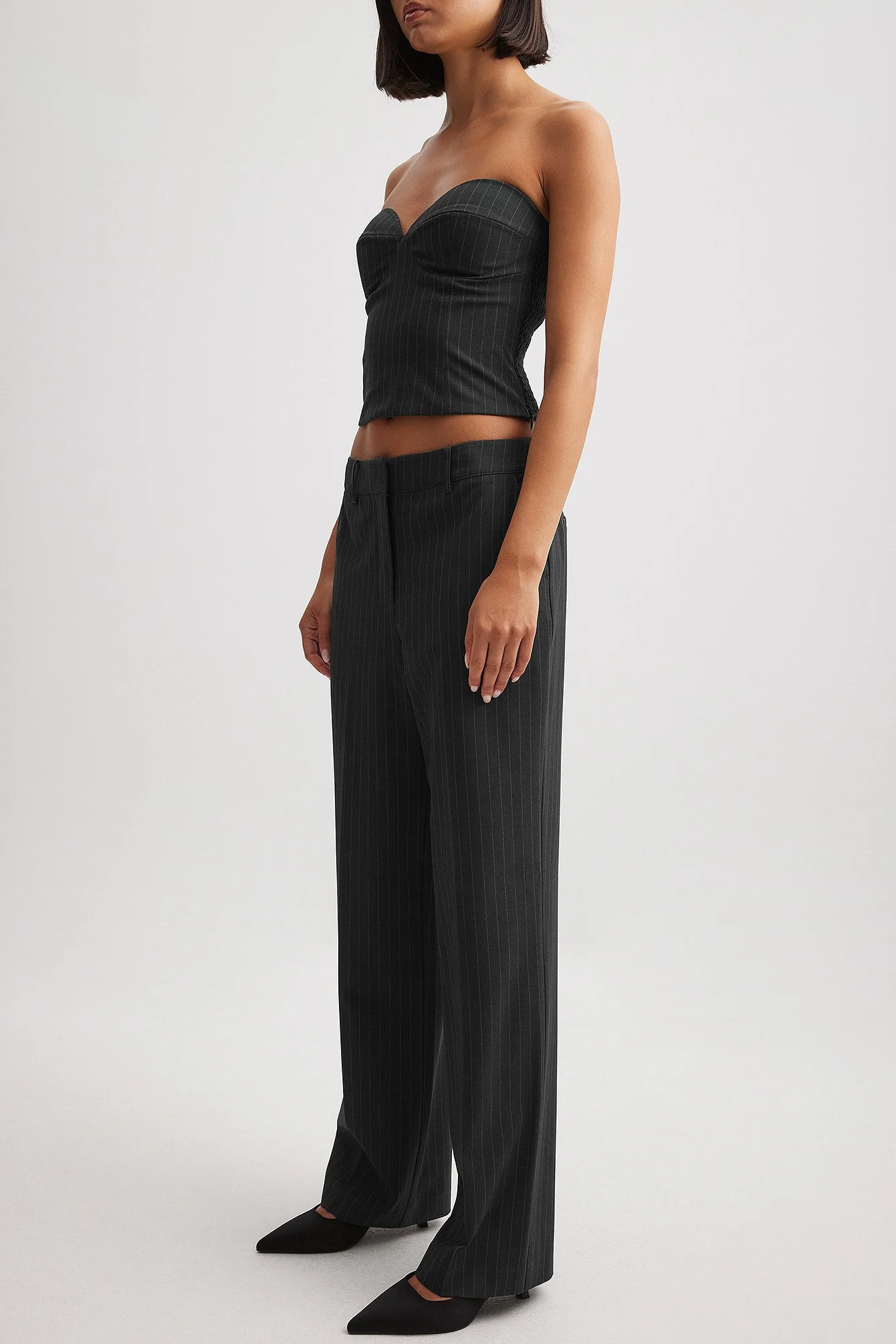 Gestreifte Anzughose mit niedriger Taille