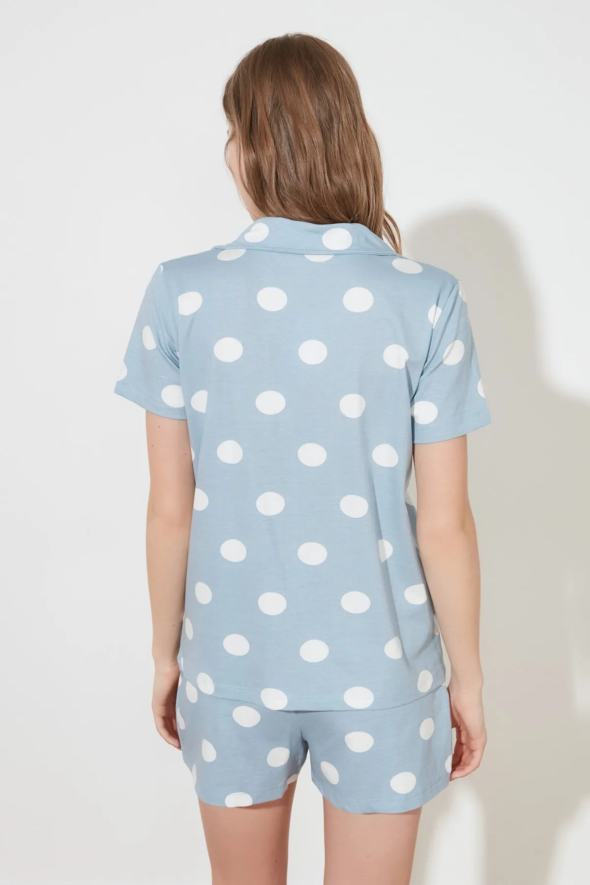 Trendyol Collection  Blaues, gestricktes Pyjama-Set mit gepunktetem Hemd und Shorts aus 100 % Baumwolle THMSS20PT0077