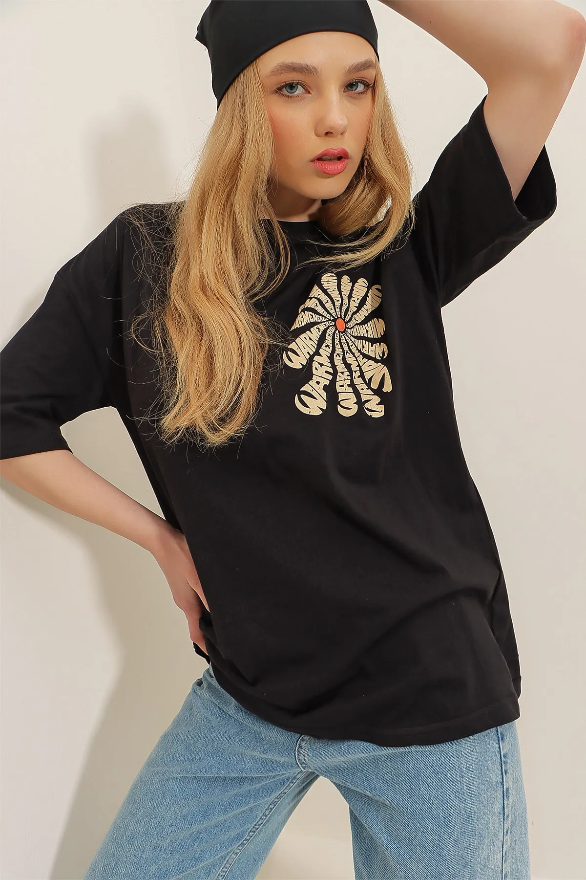 Trend Alaçatı Stili  Schwarzes Oversize-T-Shirt für Damen aus 100 % Baumwolle mit Rundhalsausschnitt vorne und hinten und Flockdruck ALC-X7978
