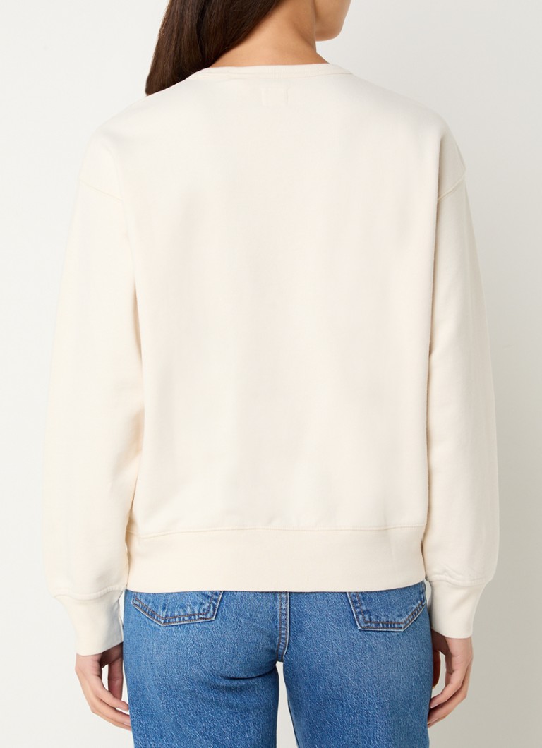 Levi's-neulepusero, jossa on logobrodeeraus