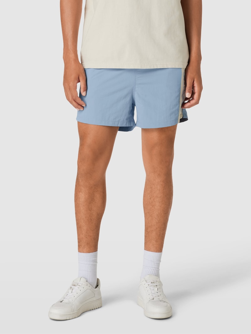 Shorts mit seitlichen Eingrifftaschen in blau