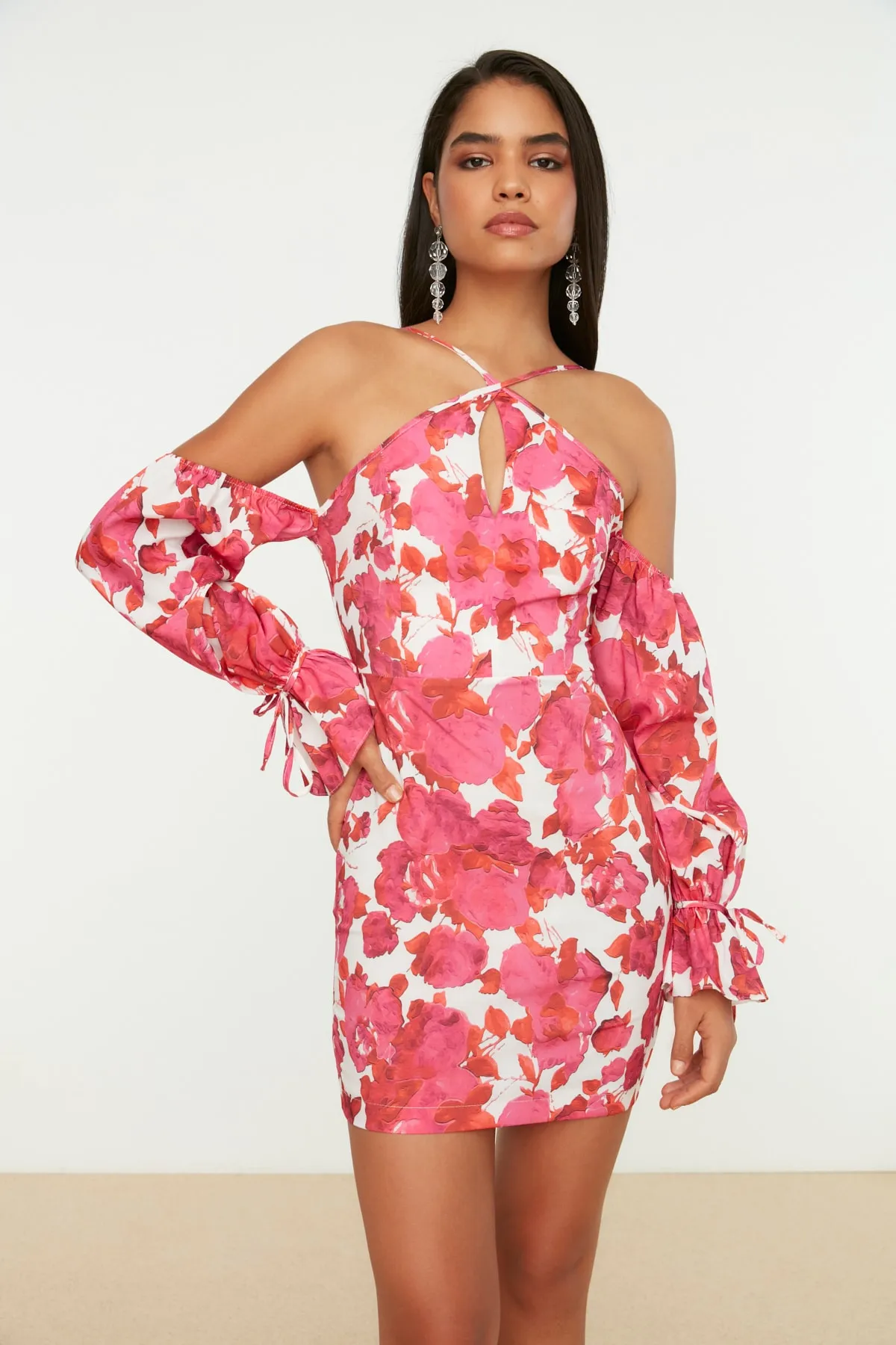 Trendyol Collection  Elegantes Abendkleid aus Popeline mit mehrfarbigem Kragen und detailliertem Ausschnitt TPRSS21EL2455