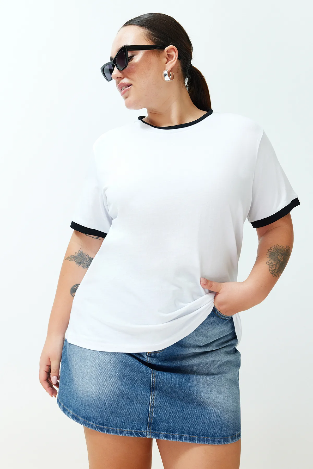 Trendyol Curve  Weißes Boyfriend-Strick-T-Shirt mit Farbblockdetails TBSSS24BF00012