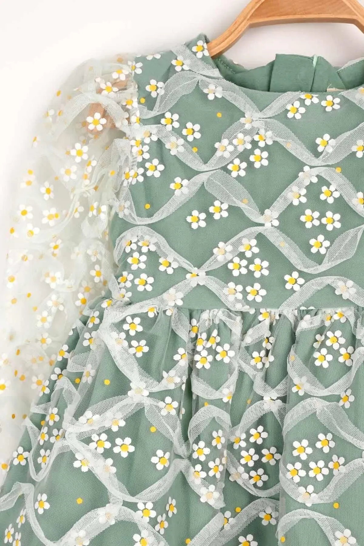 Le Mabelle  Detailliertes Mädchenkleid mit grünem Gänseblümchen-Tüll – Hera