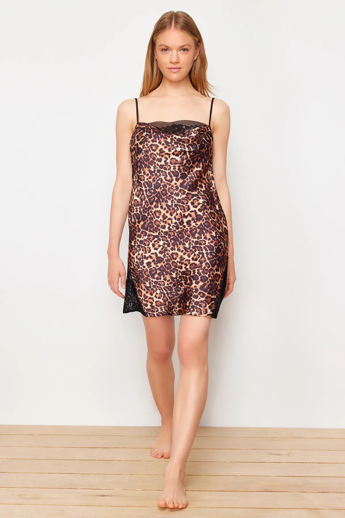 Trendyol Collection  Braunes Nachthemd aus Spitze und Satingewebe mit Degaje-Details THMSS23GC00012